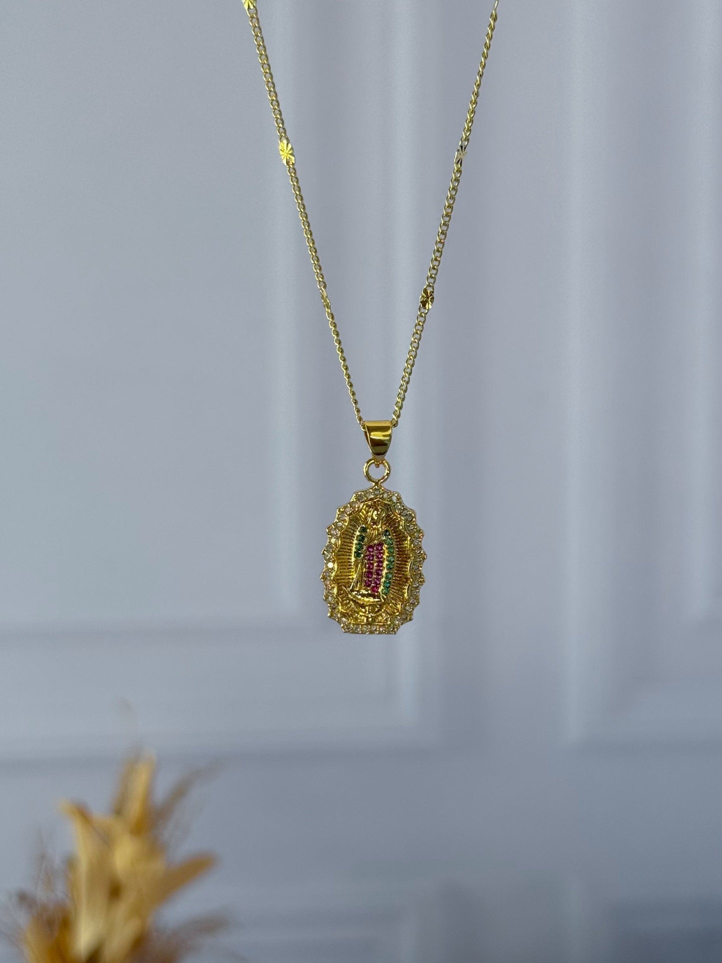 Cadena de la Virgencita de colores