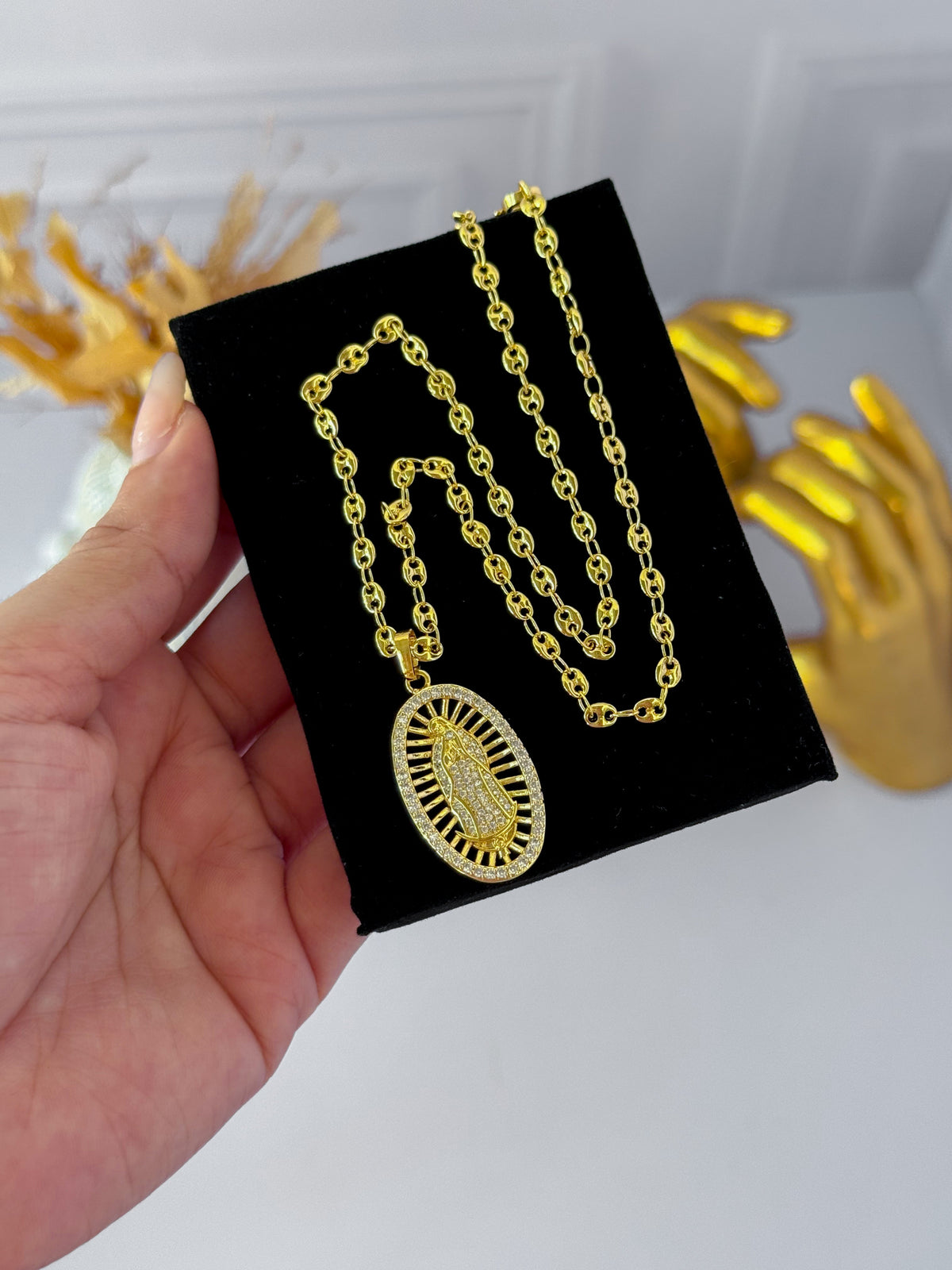 Cadena de la Virgen tejida de Gucci