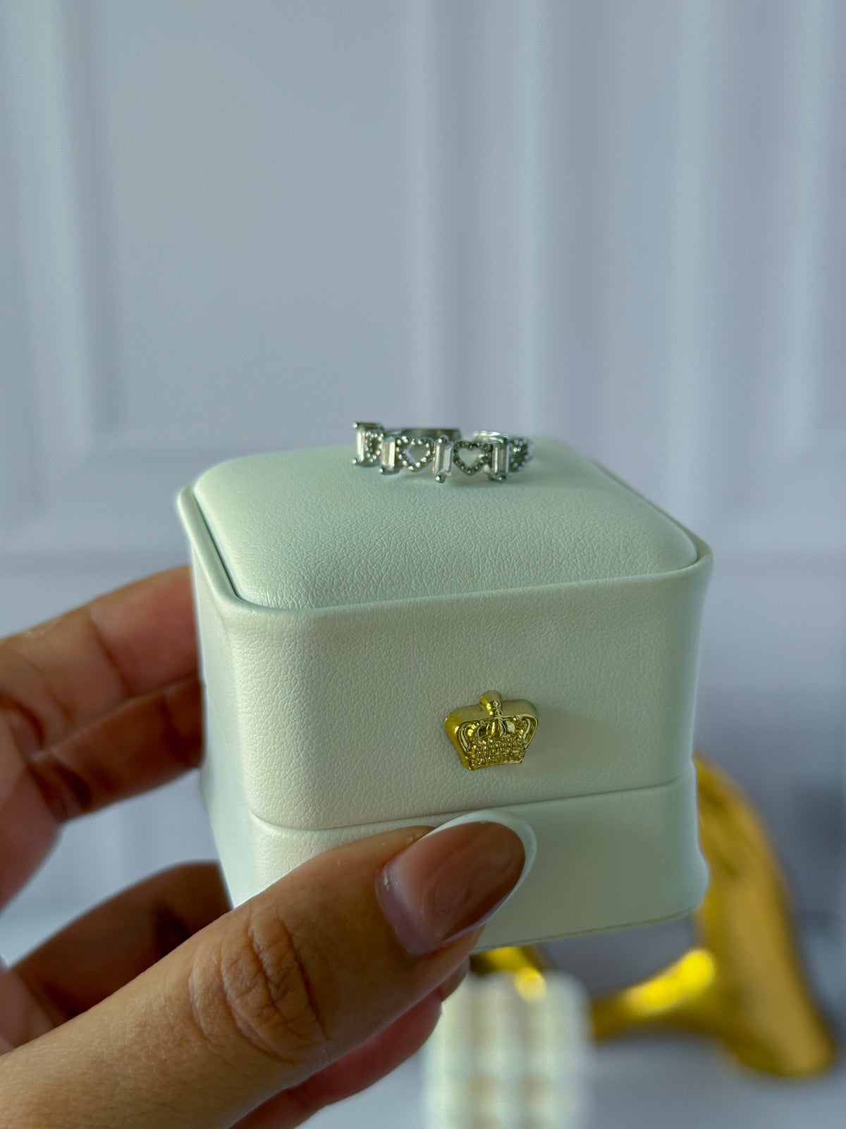 Anillo plateado de corazón con pedrería