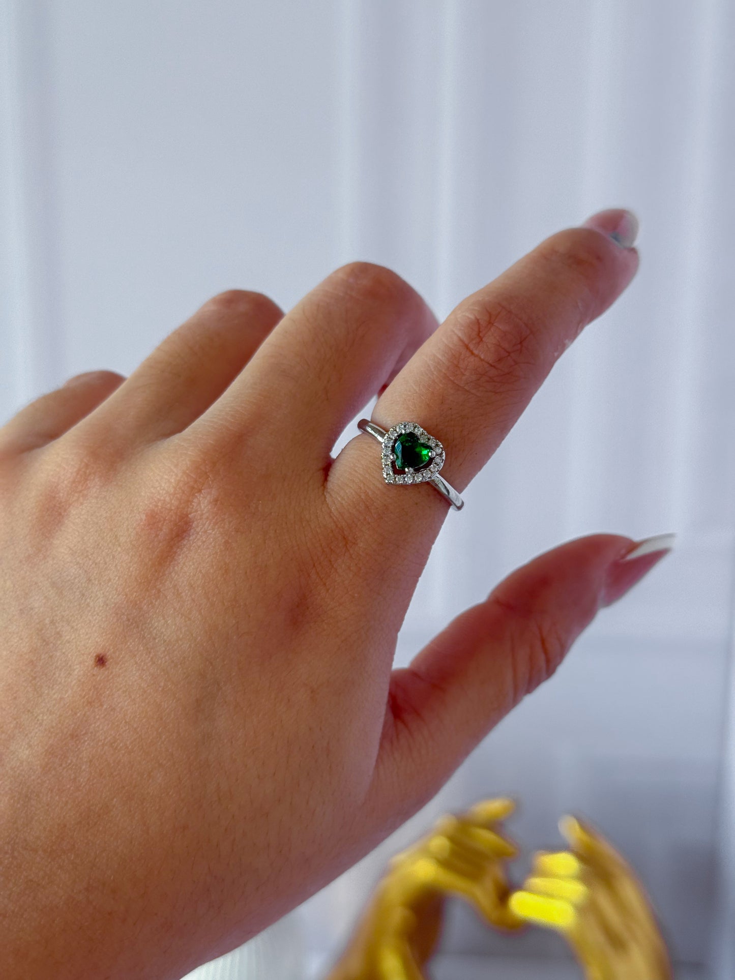 Anillo de plata con corazón verde