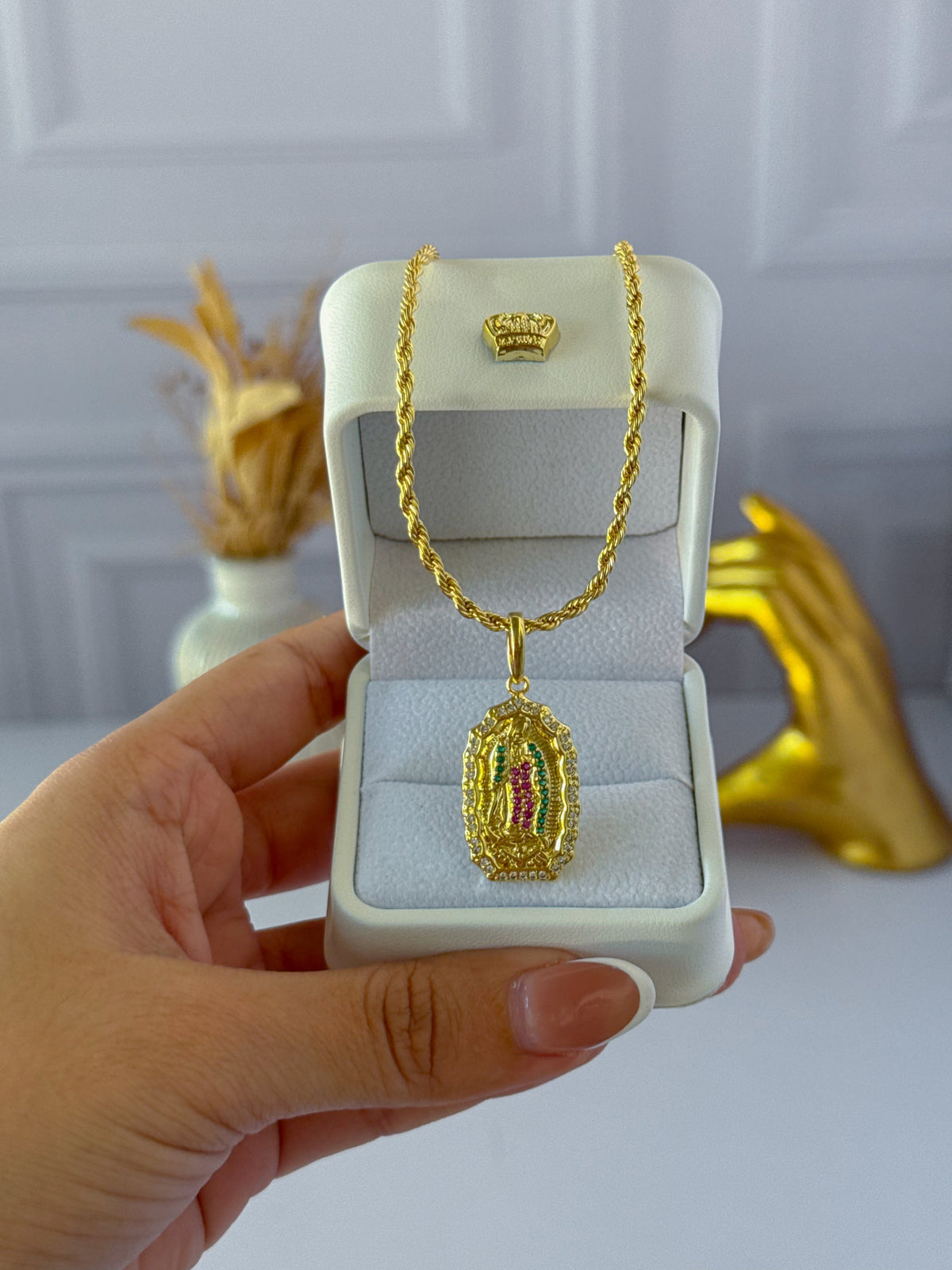 Cadena de lazo con virgencita de colores