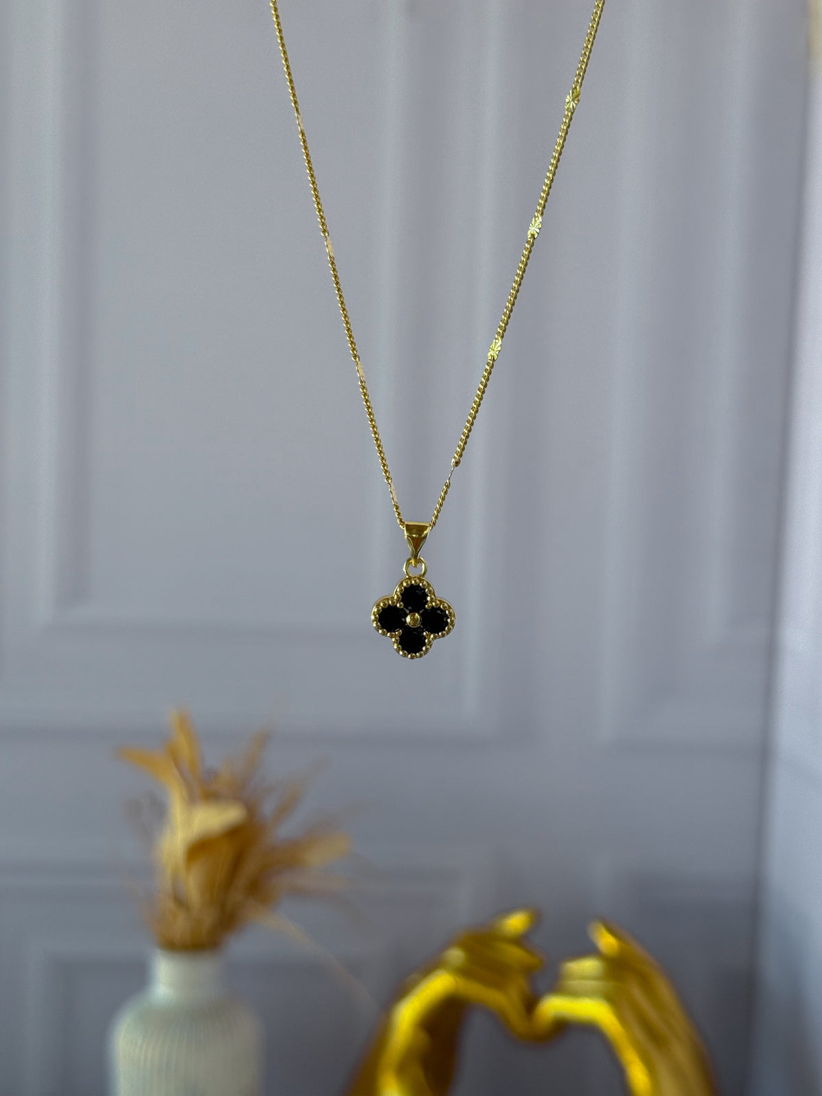 Black mother-of-pearl clover necklace