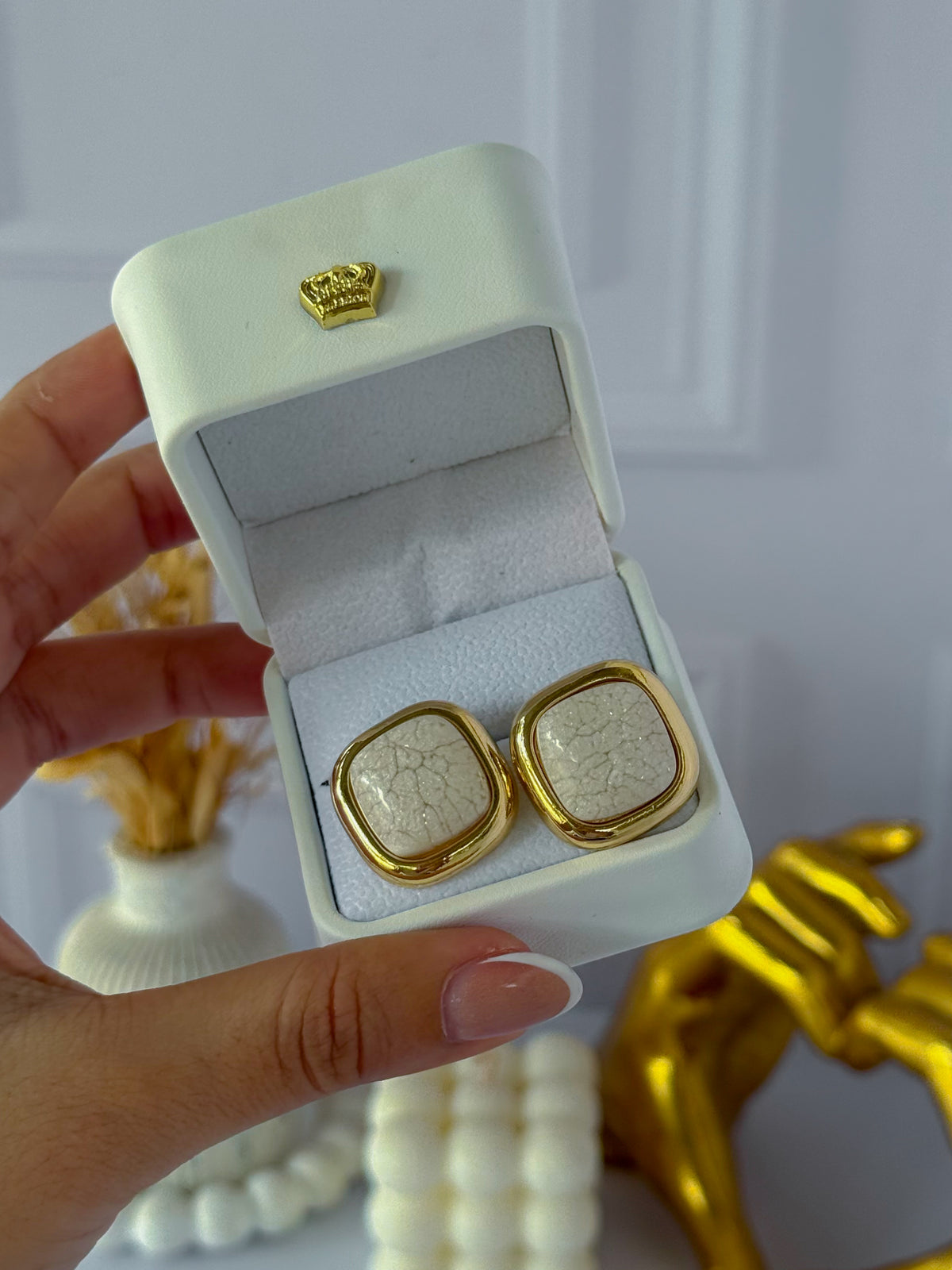 Aretes cuadrados beige