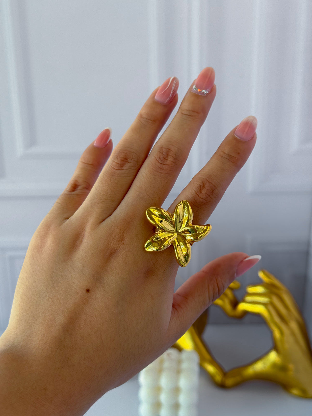 Anillo grueso con forma de flor