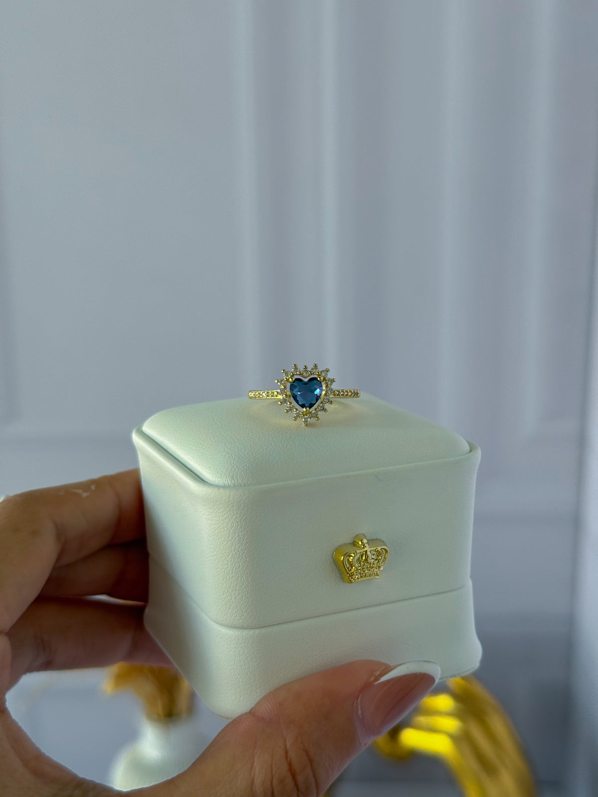 Anillo de corazón azul perlado