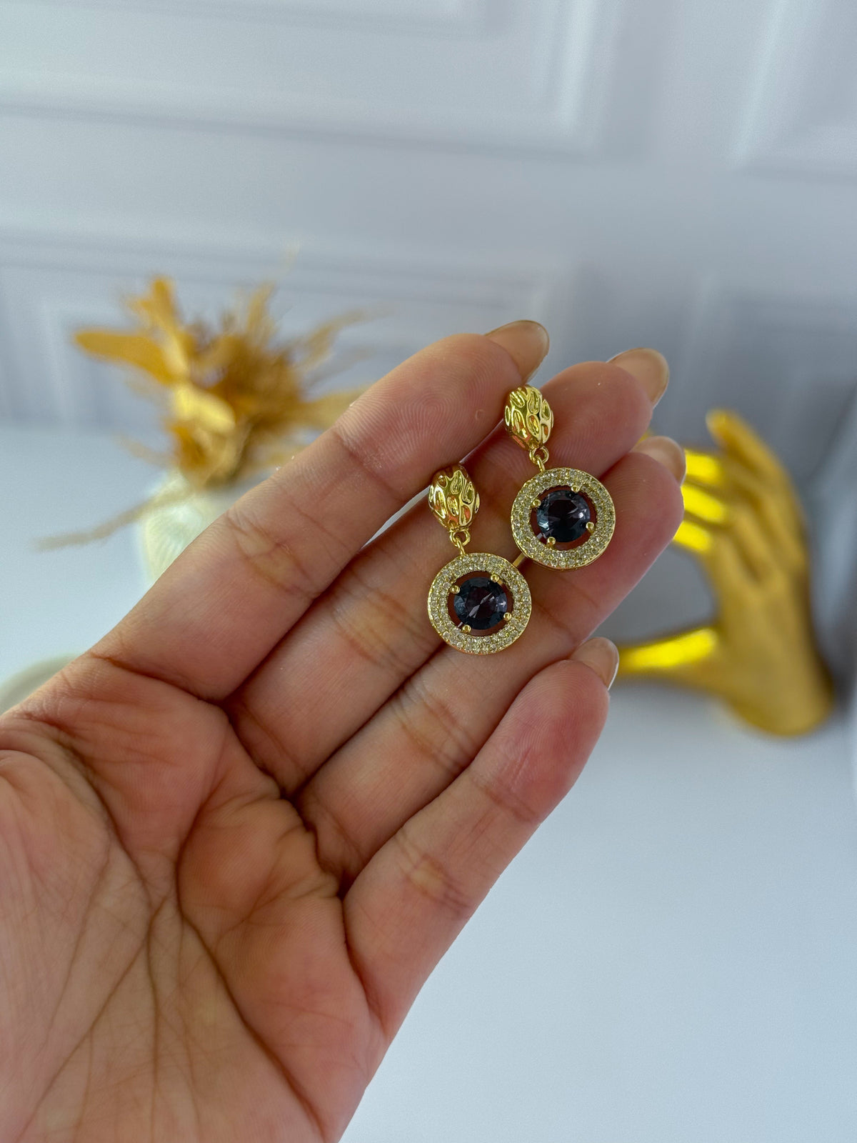 Aretes de círculo con piedras moradas