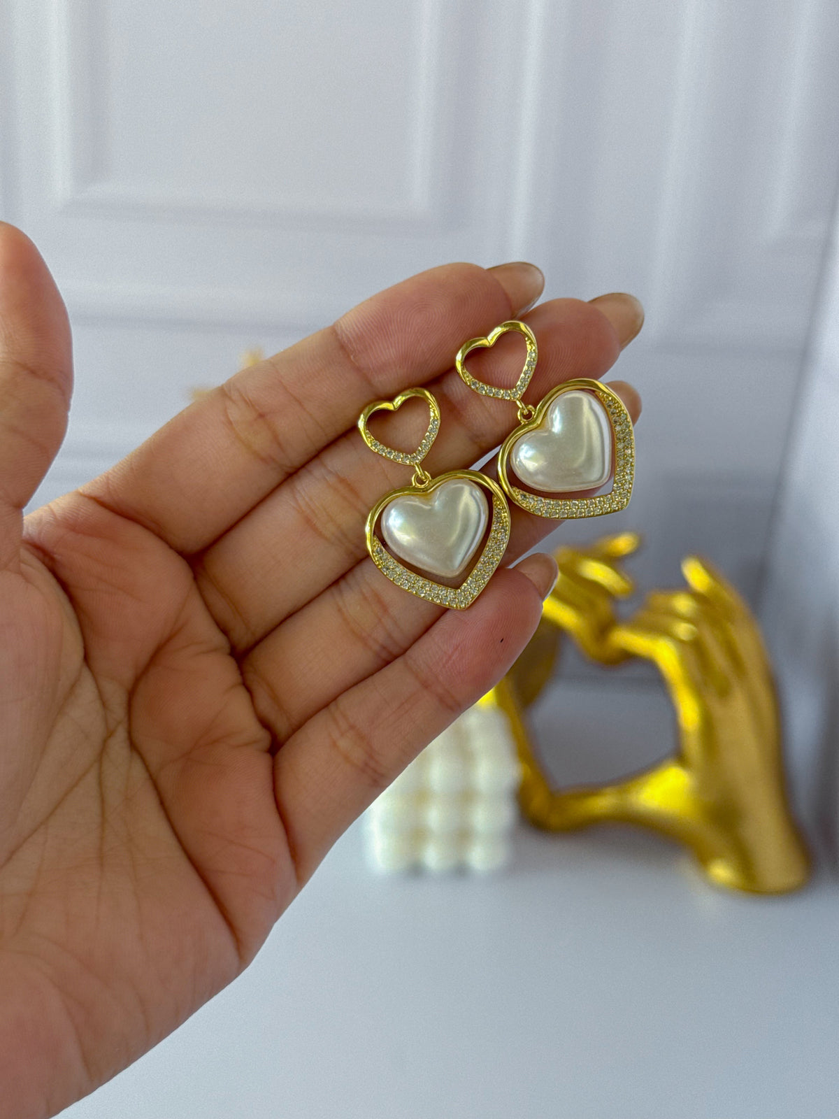 Aretes de corazón blancos