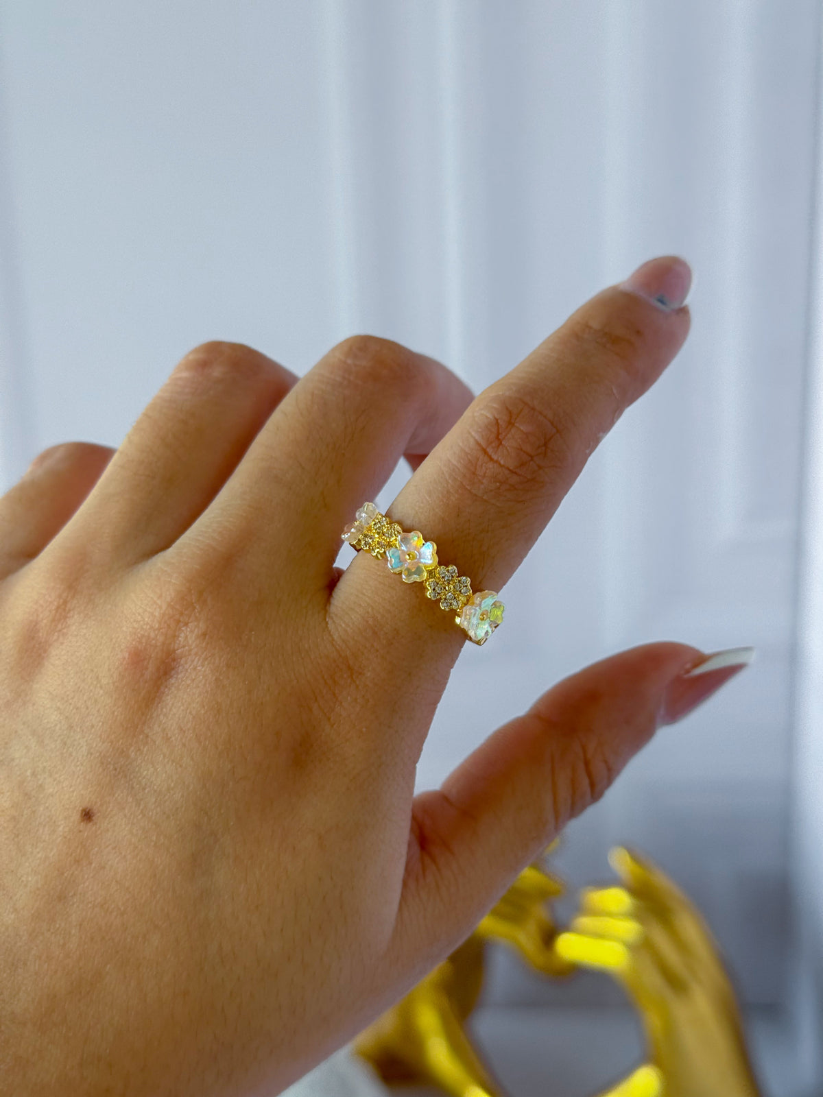 Anillo de flores iridiscentes