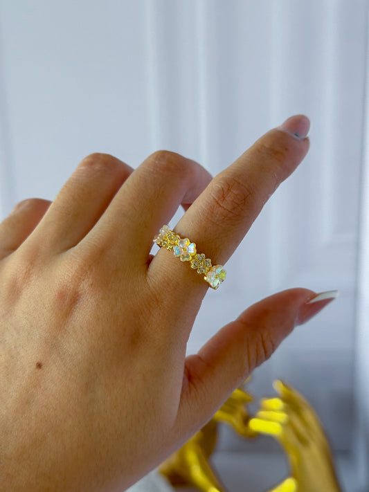 Anillo de flores iridiscentes