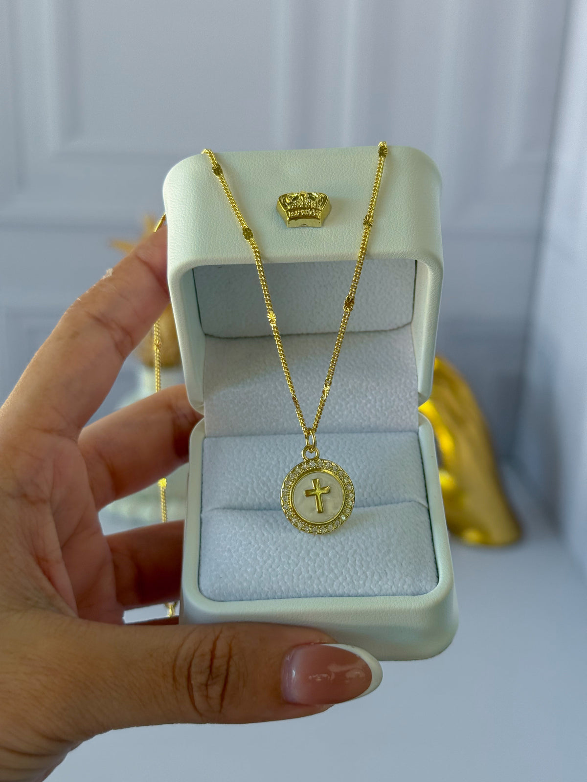 Mother-of-pearl cross chain