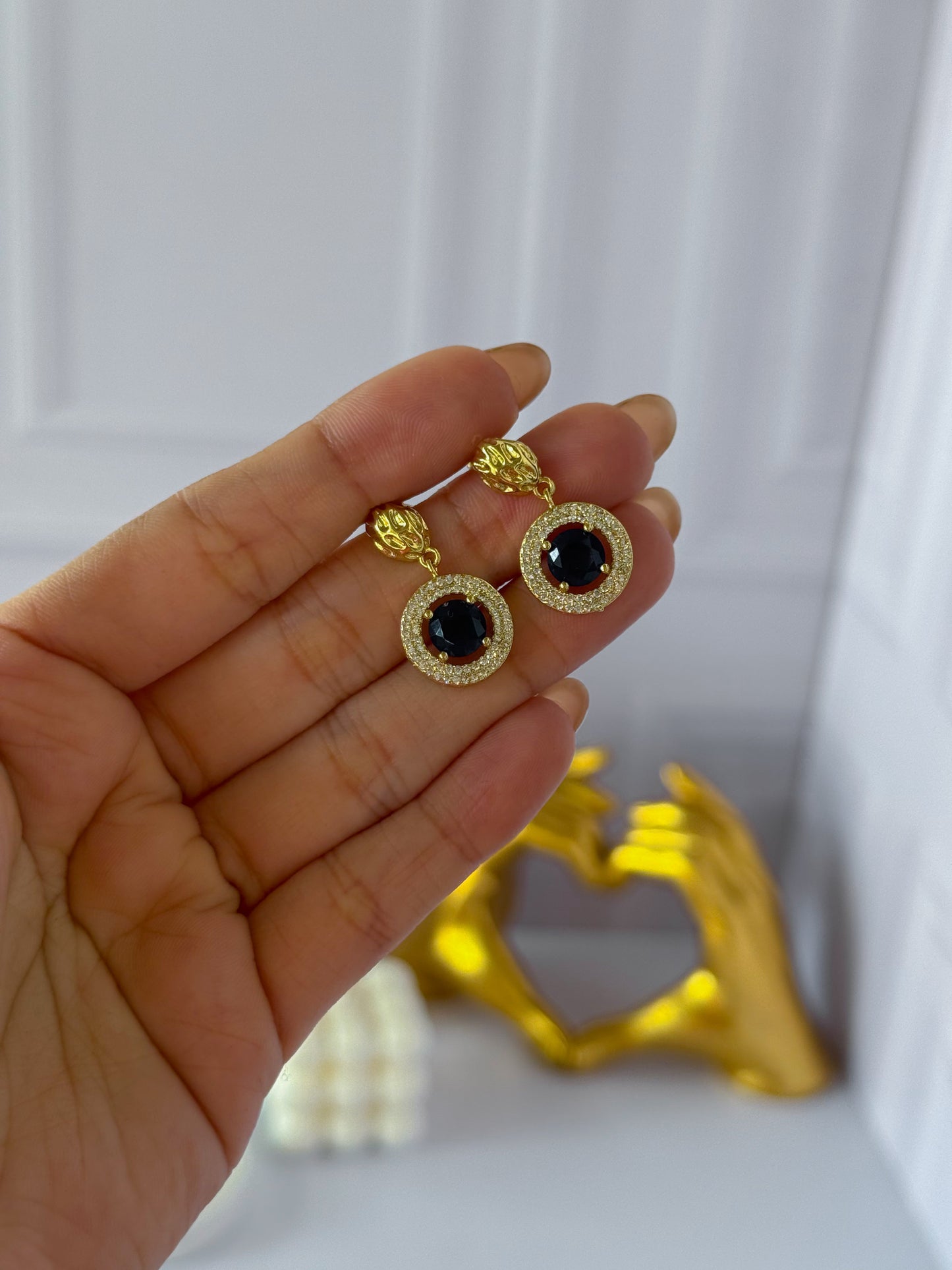 Aretes de círculo con piedras azules