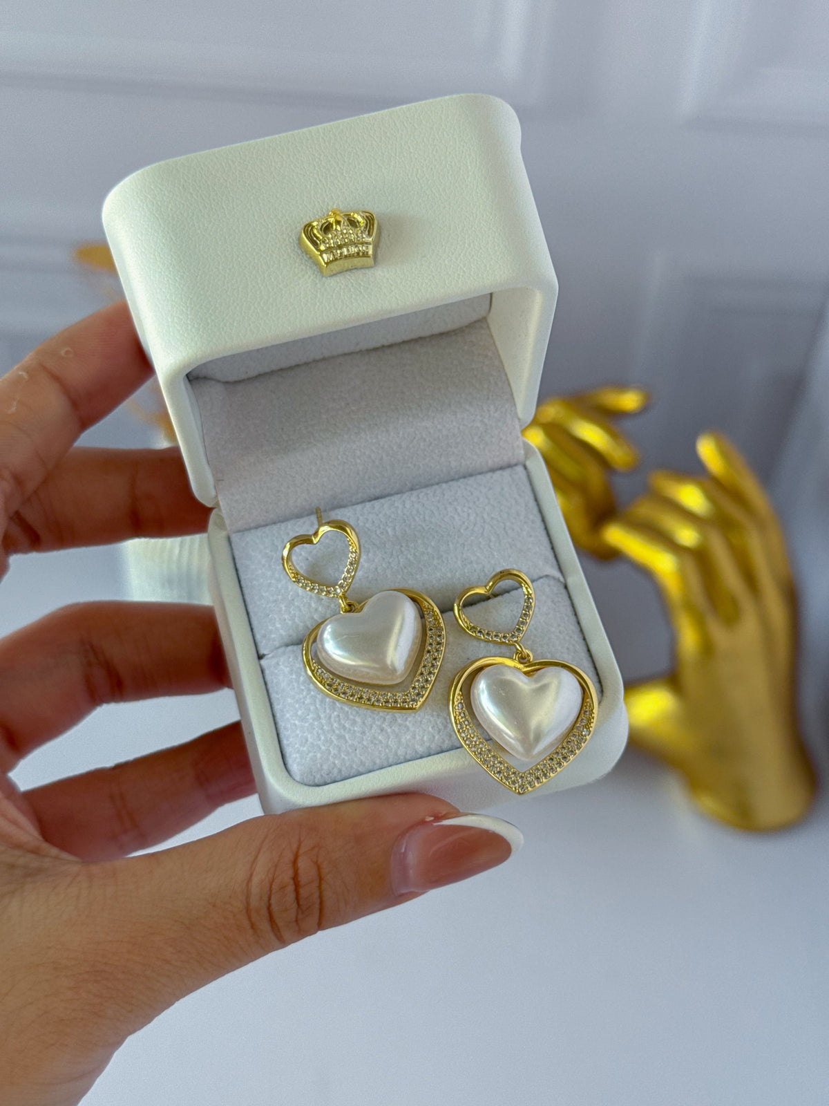 Aretes de corazón blancos