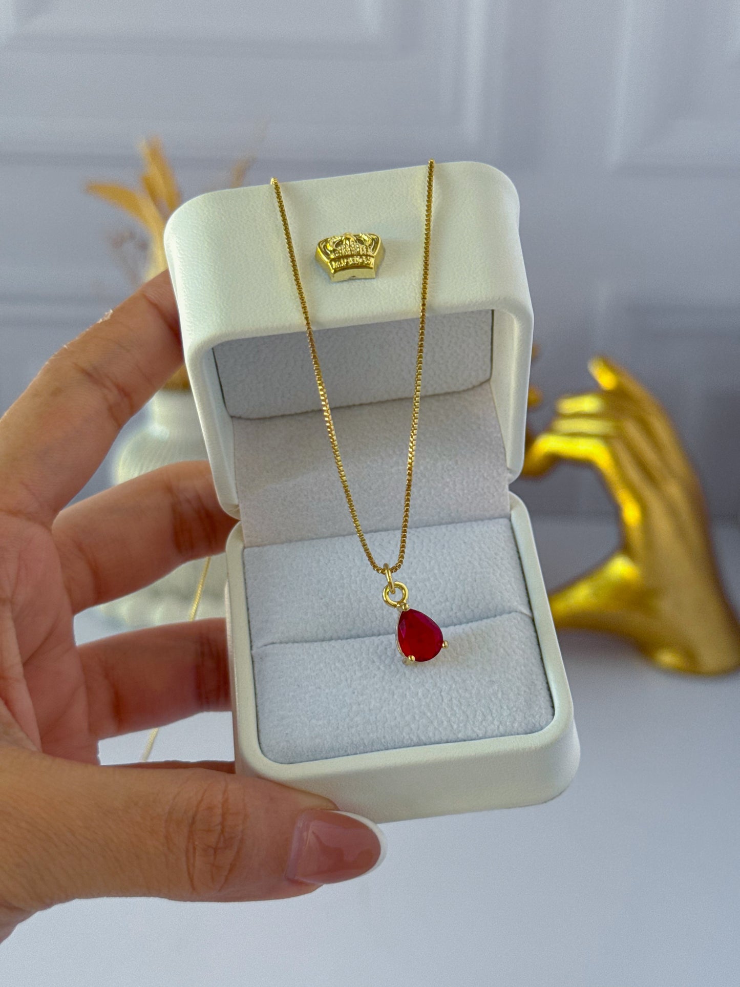 Cadena de lágrima roja