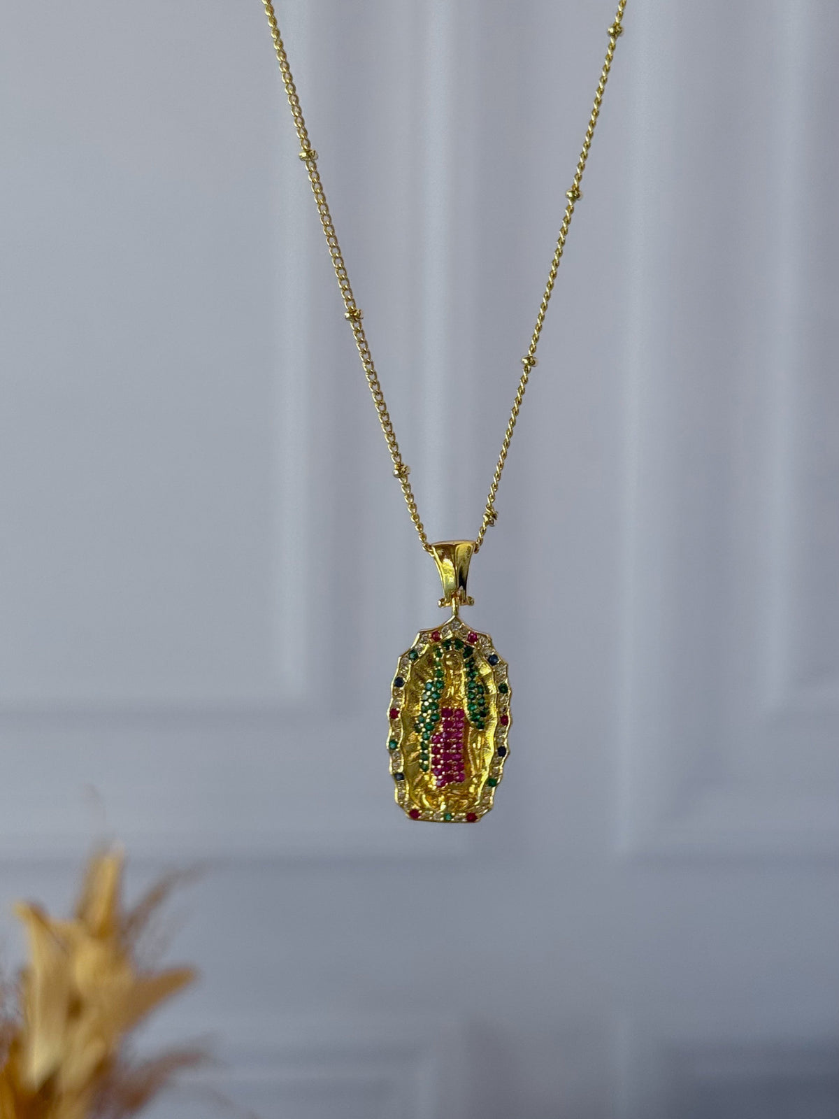 Cadena de la Virgencita de colores nueva