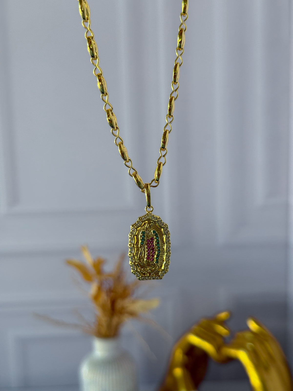 Cadena de la Virgen de Guadalupe de colores Gucci