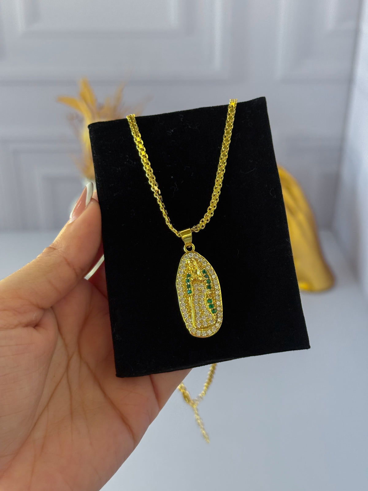 Cadena virgencita tejido chino
