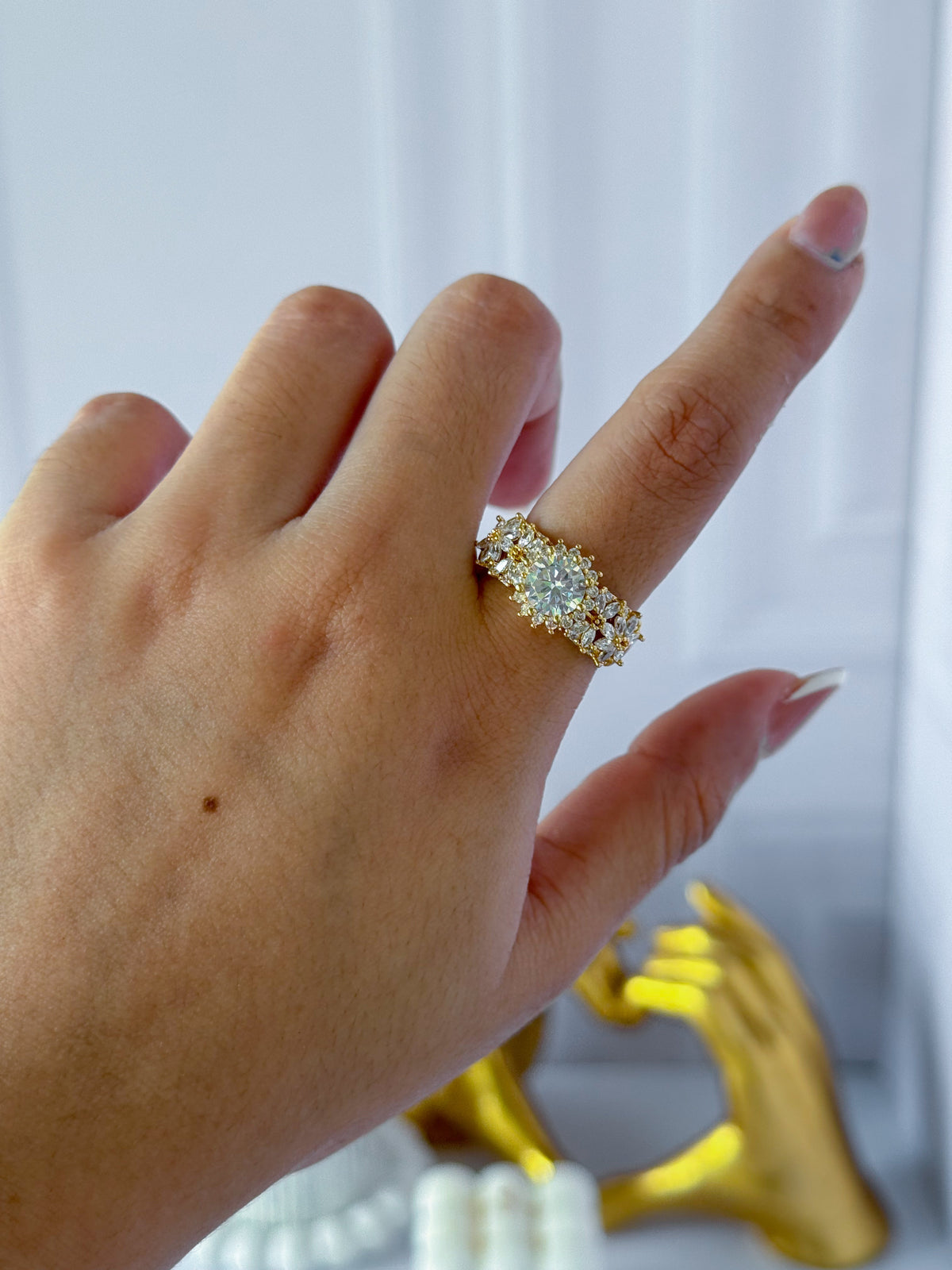 Anillo grande con perlas