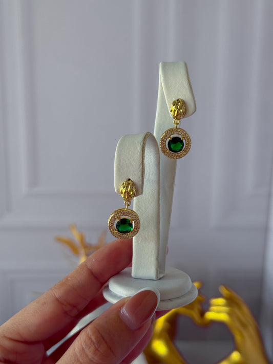 Aretes de círculo con piedras verdes