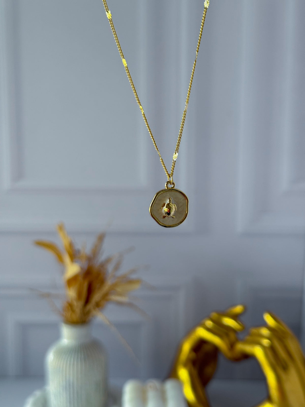 Nacreous turtle chain