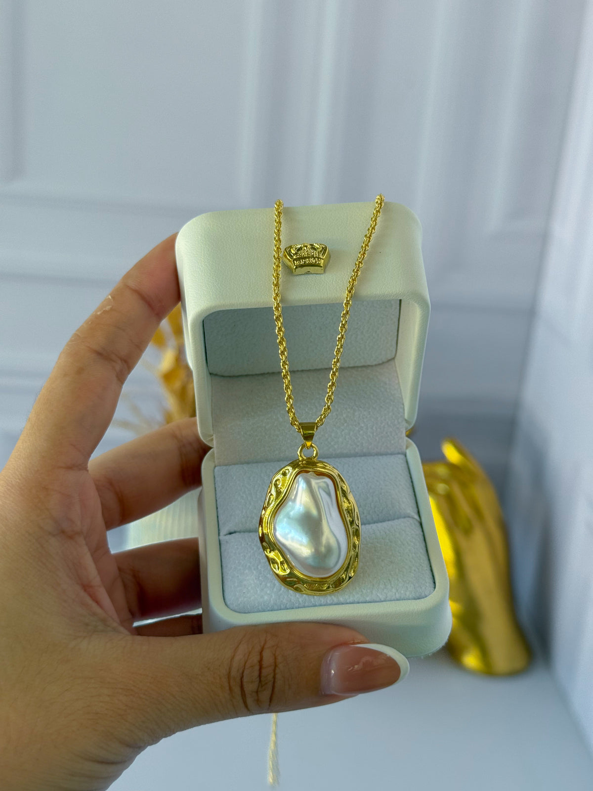 White stone chain with bow
