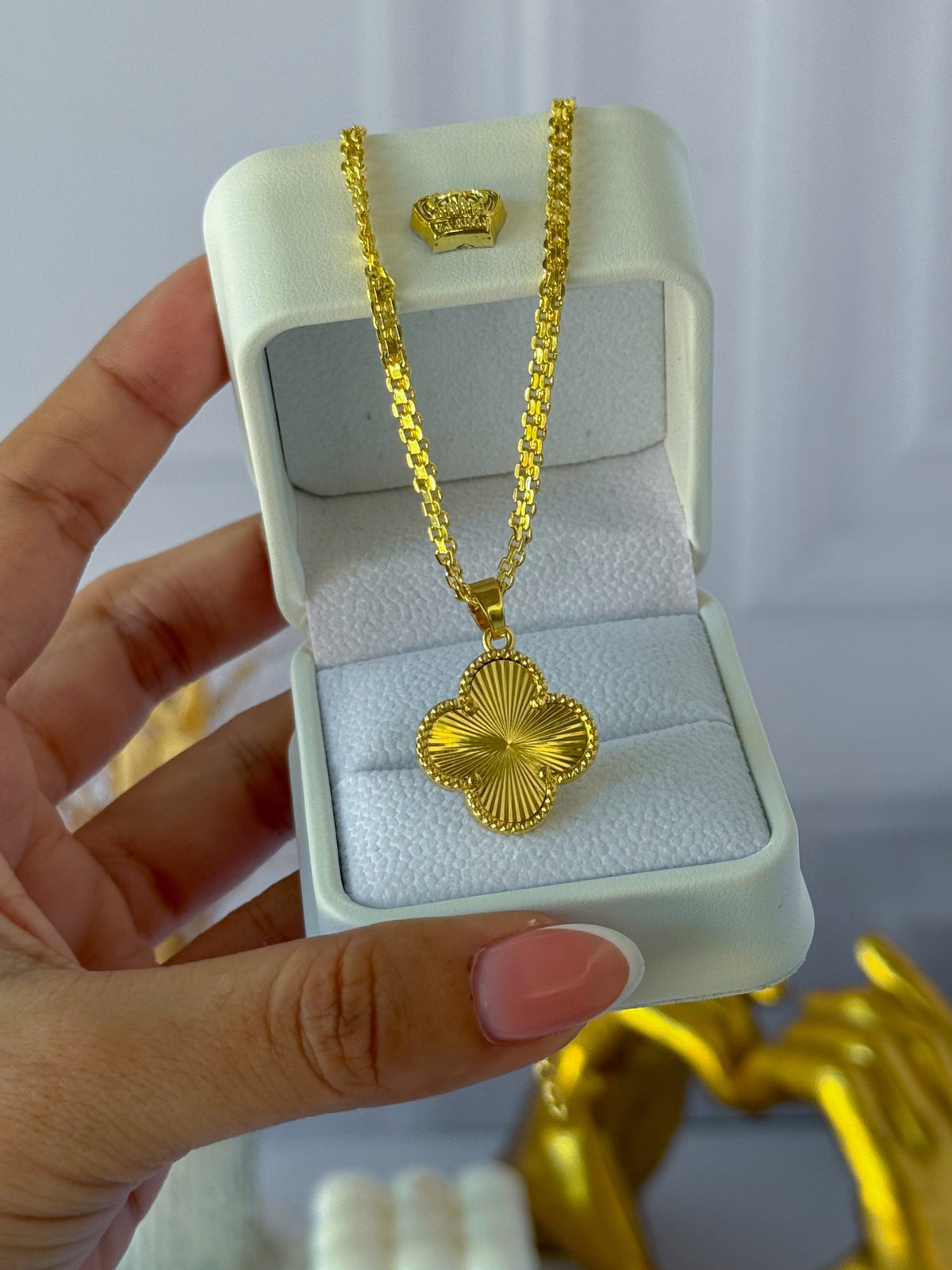 Large Chinese knot clover chain