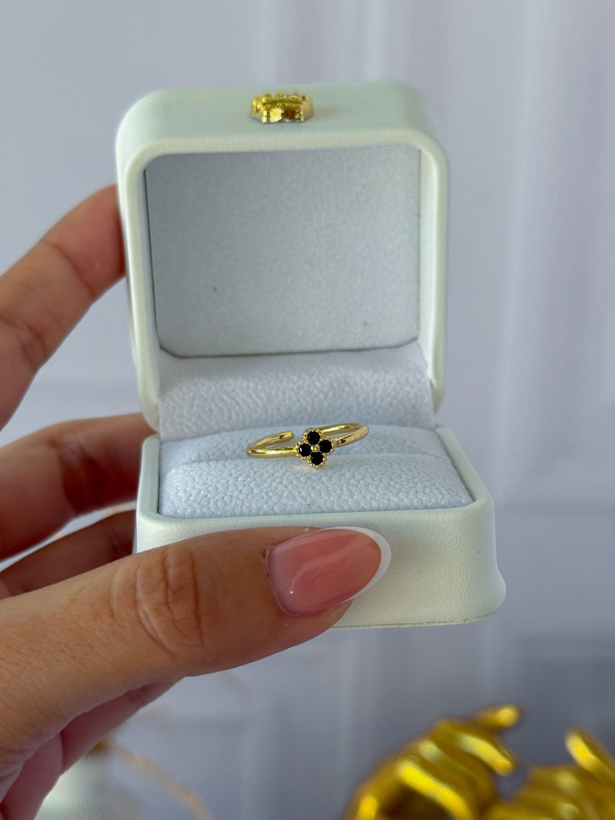 Anillo de trébol negro sencillo