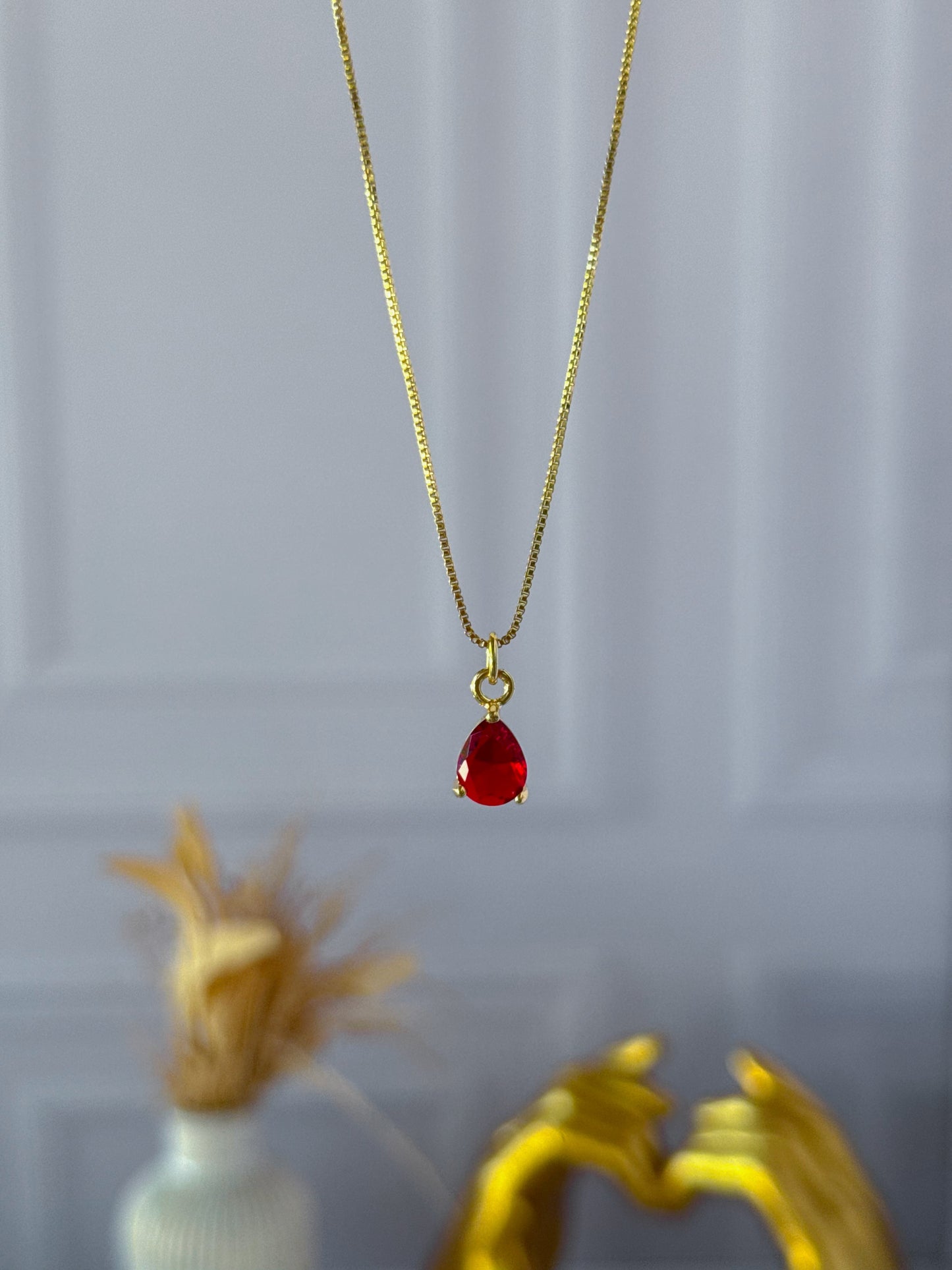 Cadena de lágrima roja