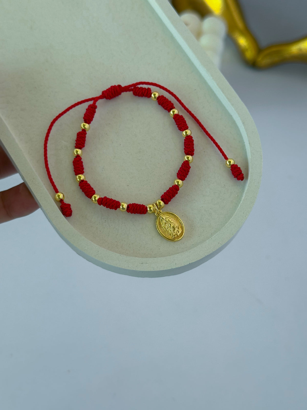 Pulsera de nudo con virgen tejida