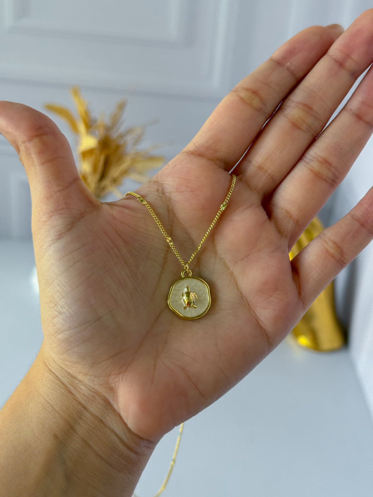 Nacreous turtle chain