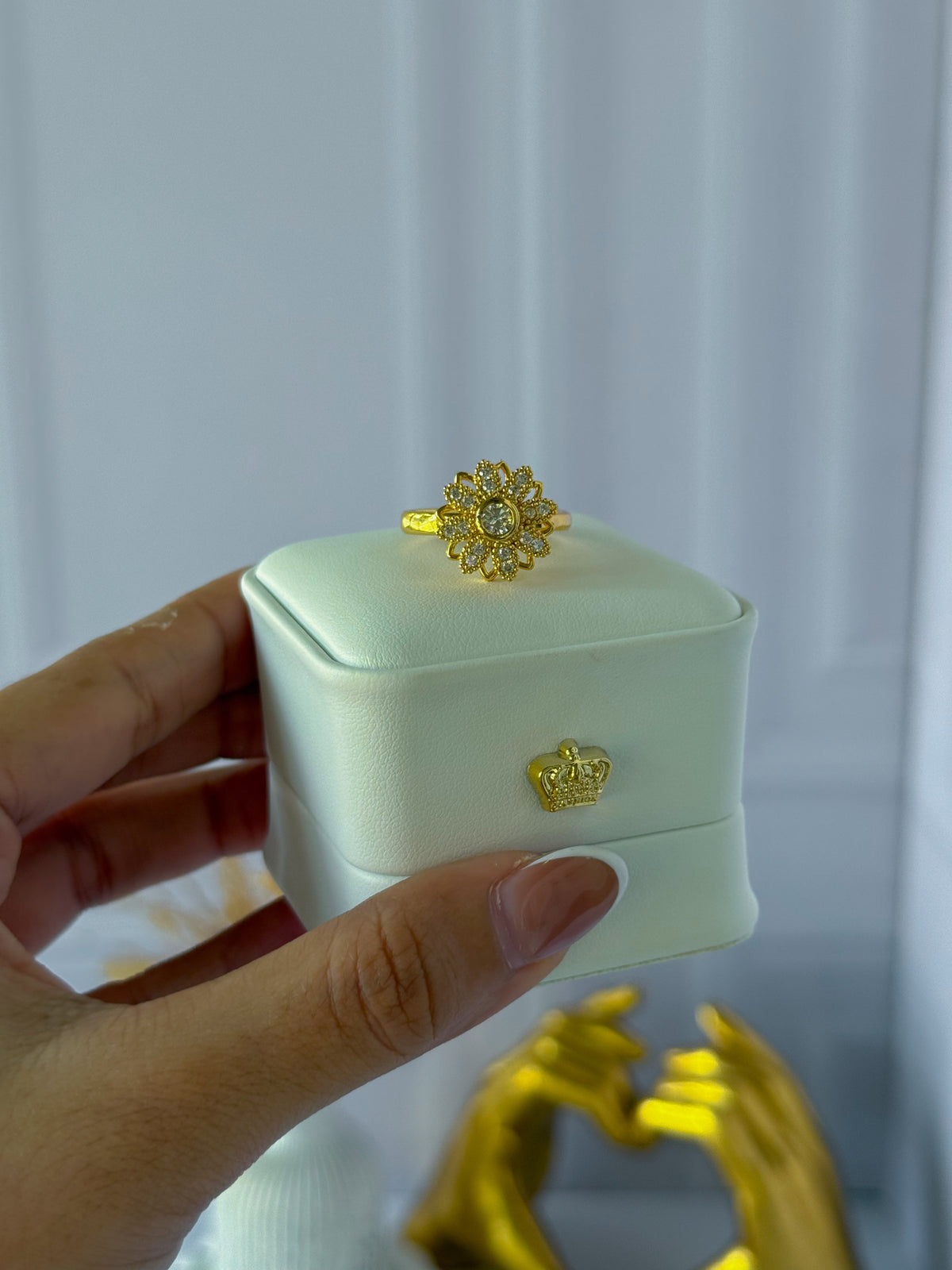 Anillo giratorio de flor dorada