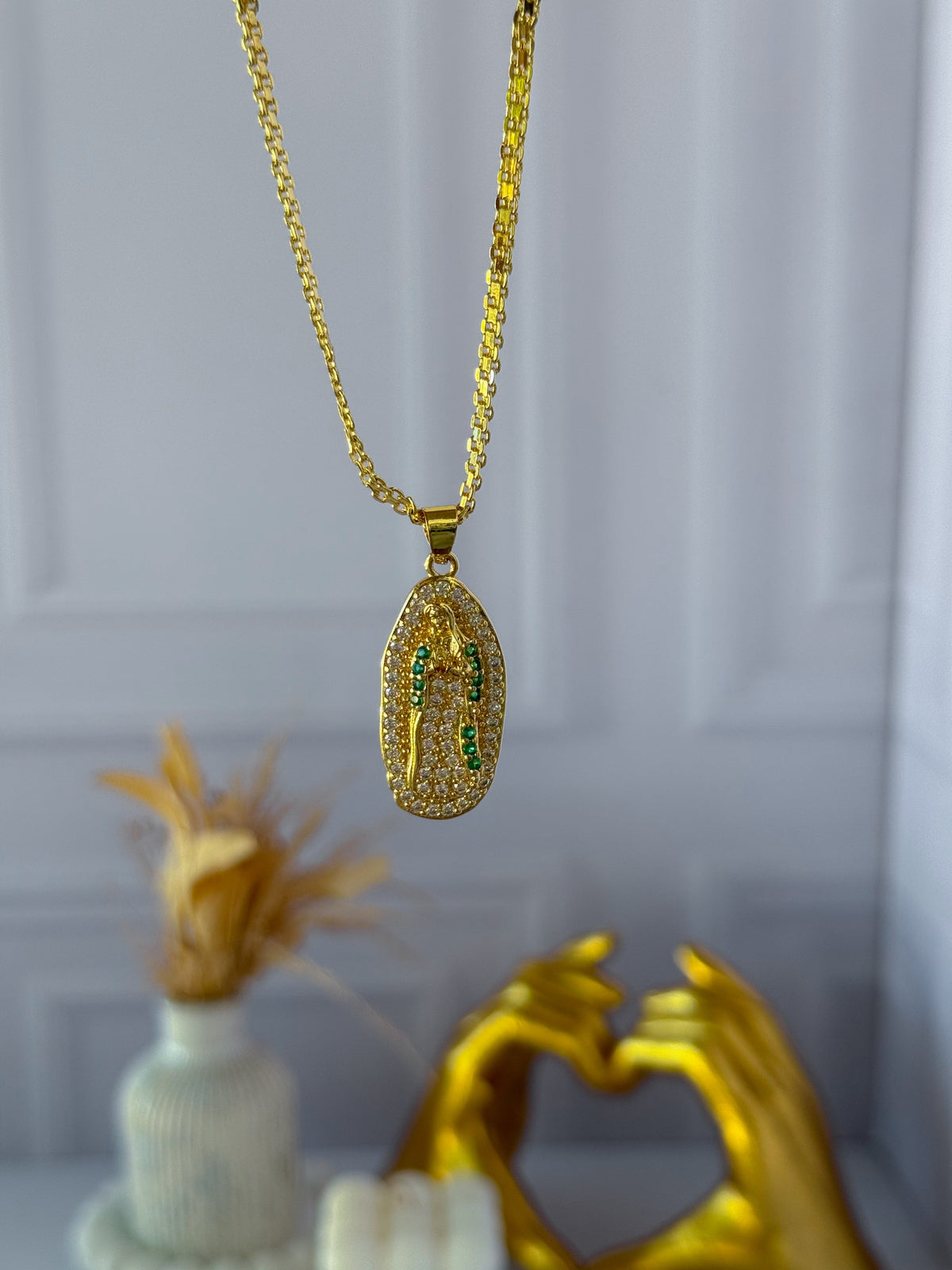 Cadena virgencita tejido chino