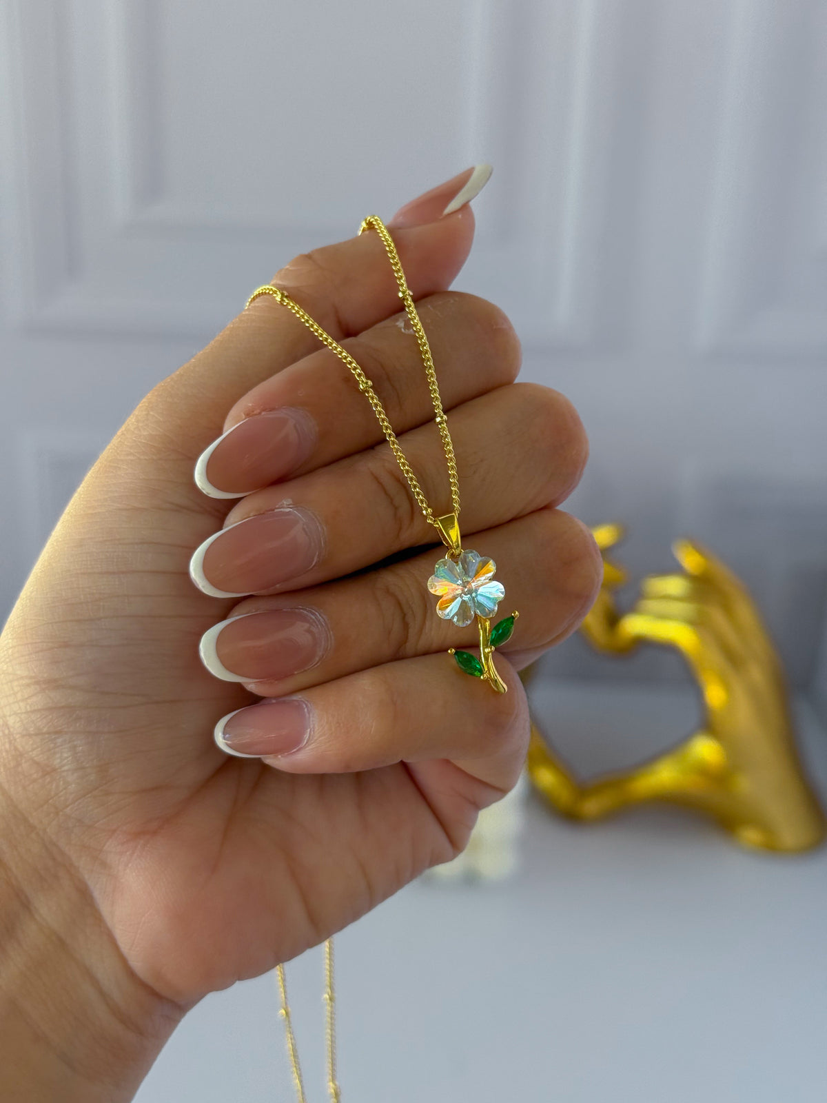 Cadena de flores iridiscentes
