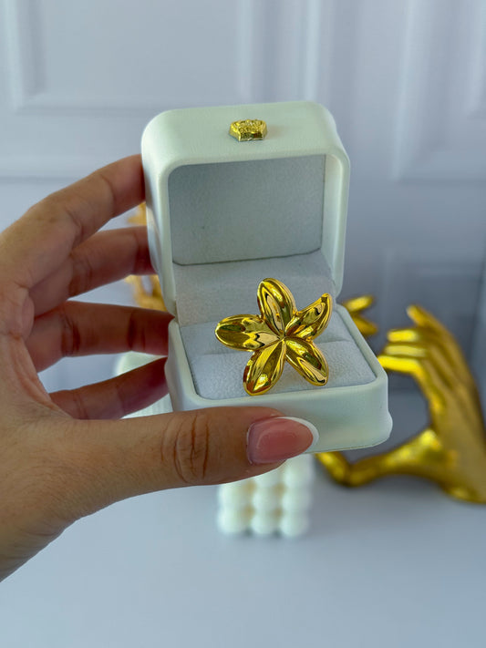 Anillo grueso con forma de flor