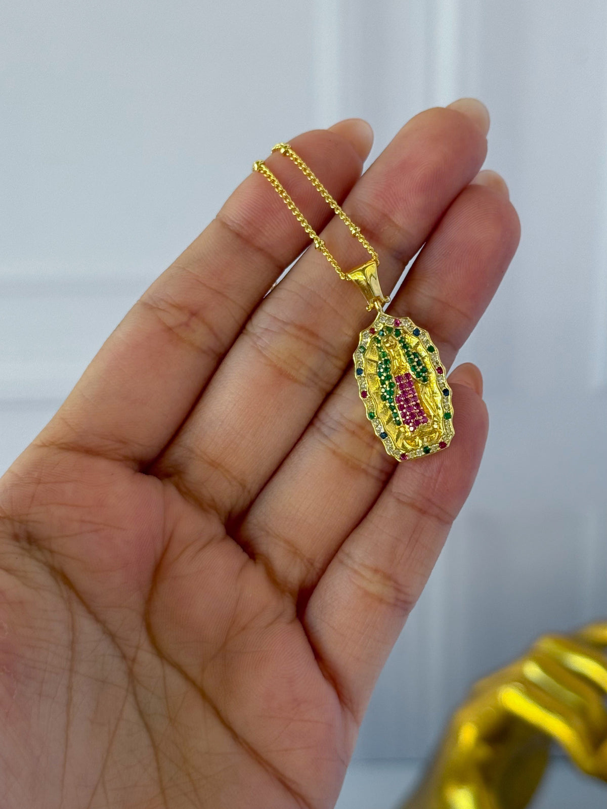 Cadena de la Virgencita de colores nueva