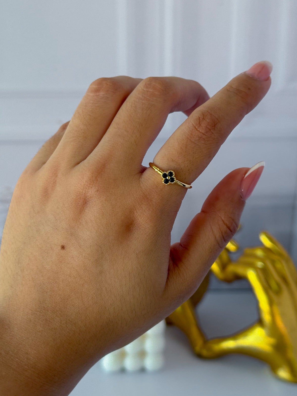 Anillo de trébol negro sencillo