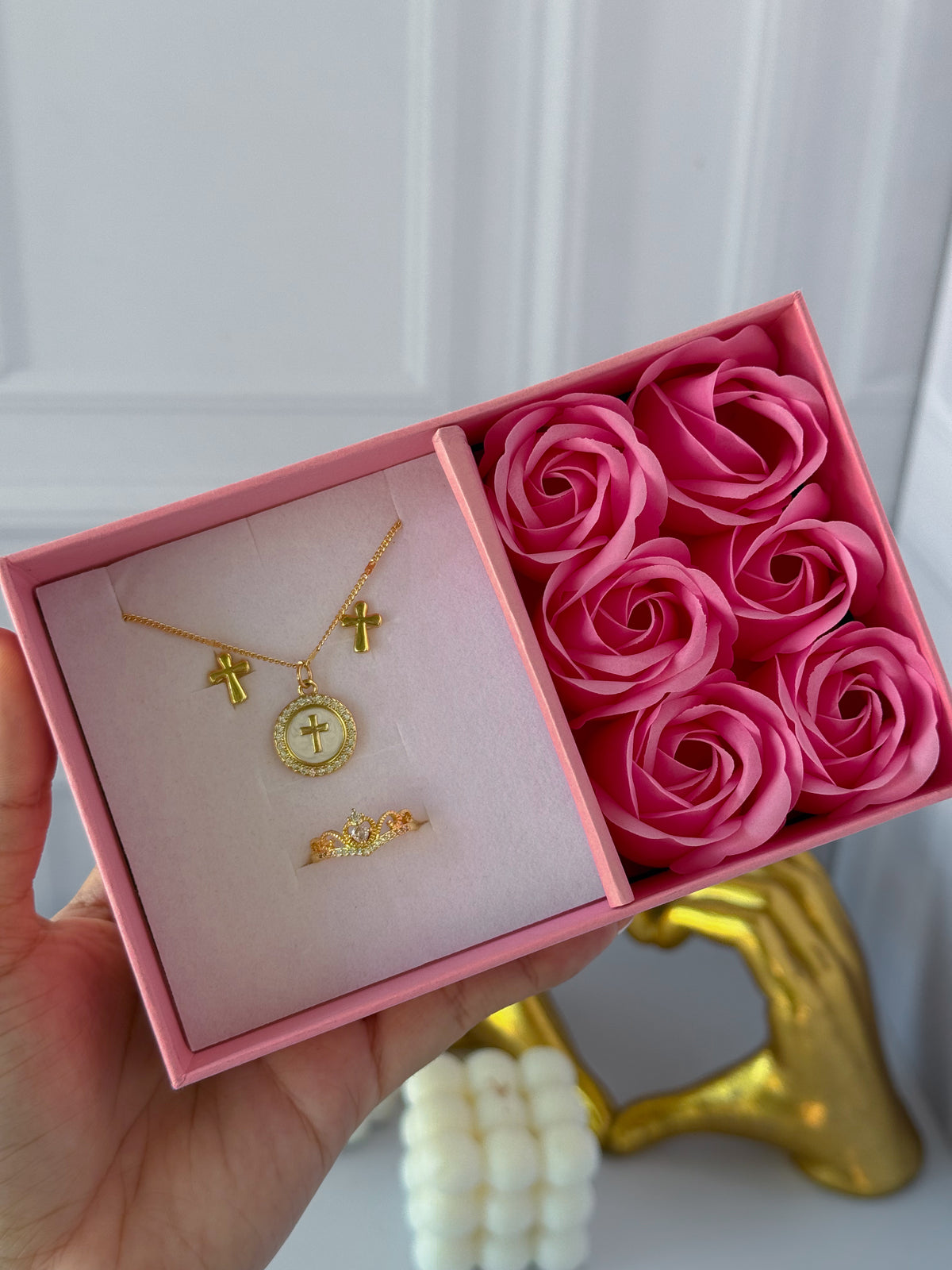 Combo cruz con caja de rosas