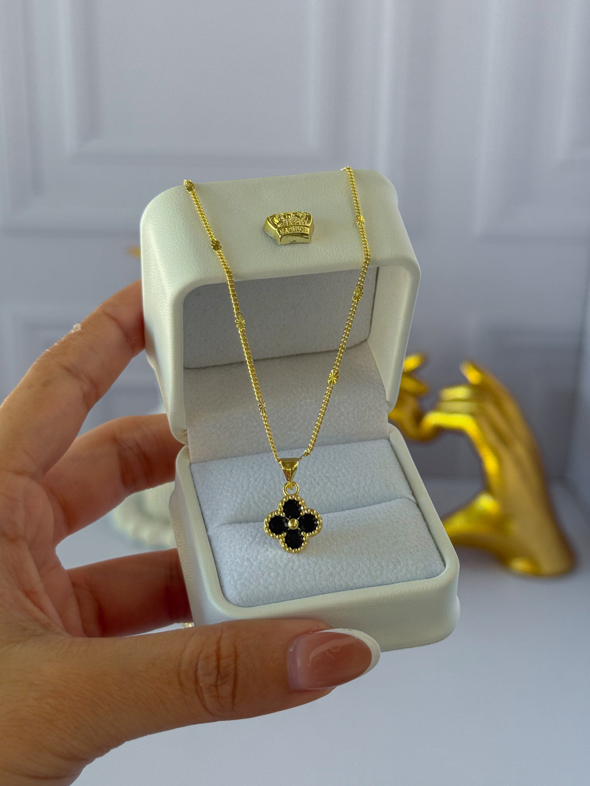 Black mother-of-pearl clover necklace