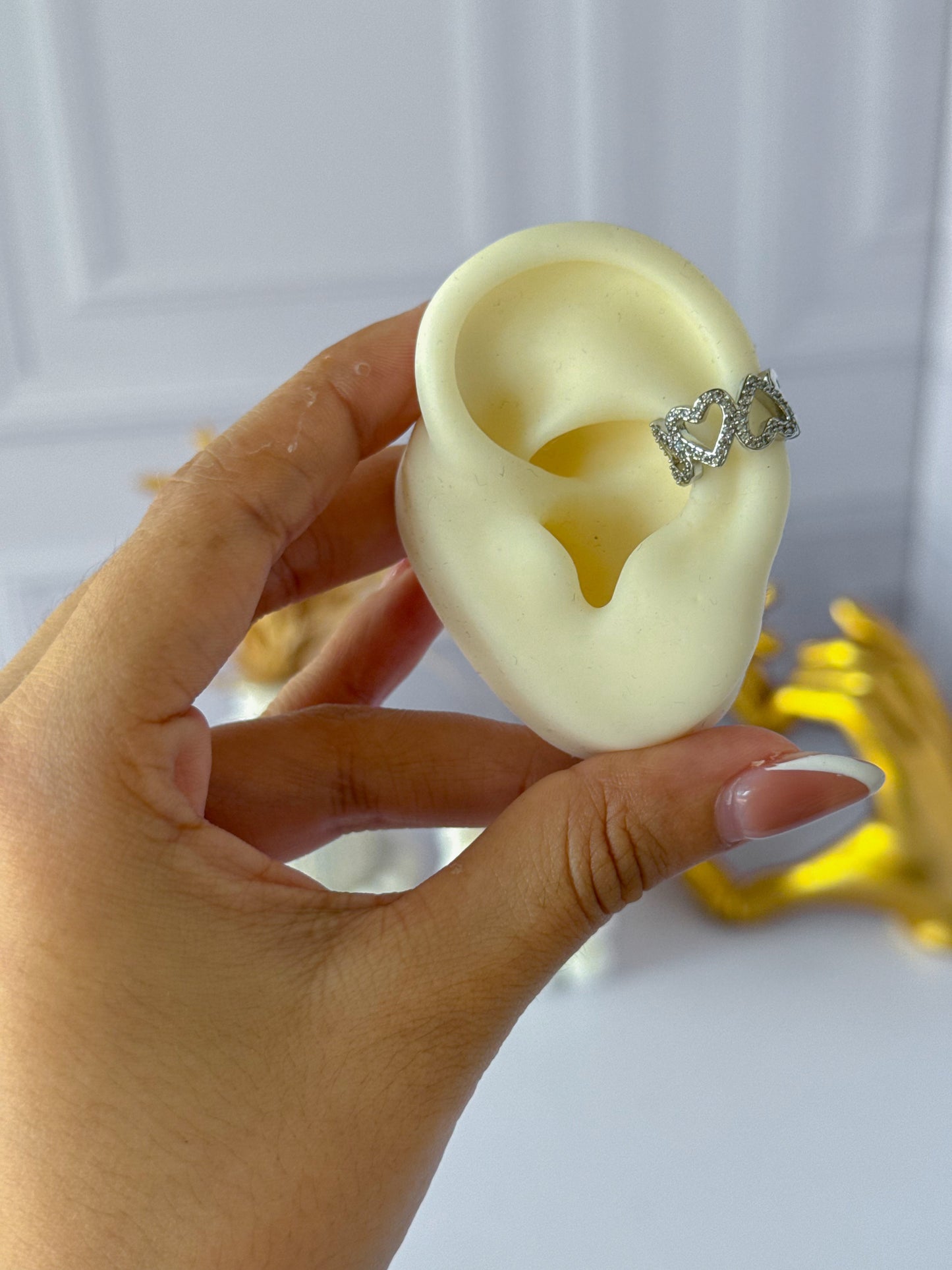 Ear cuff plateado con corazones perlados