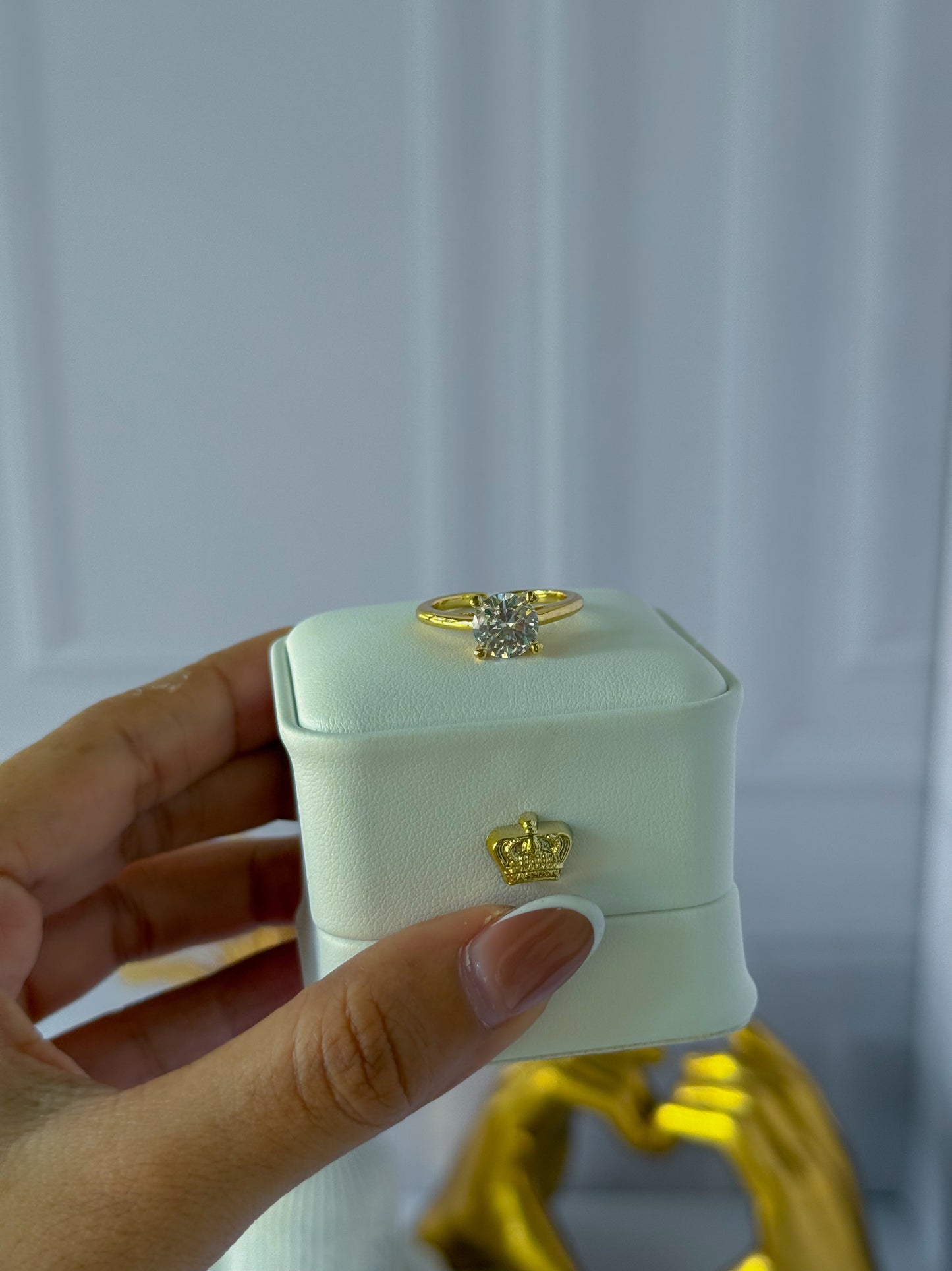 Anillo de piedra blanca