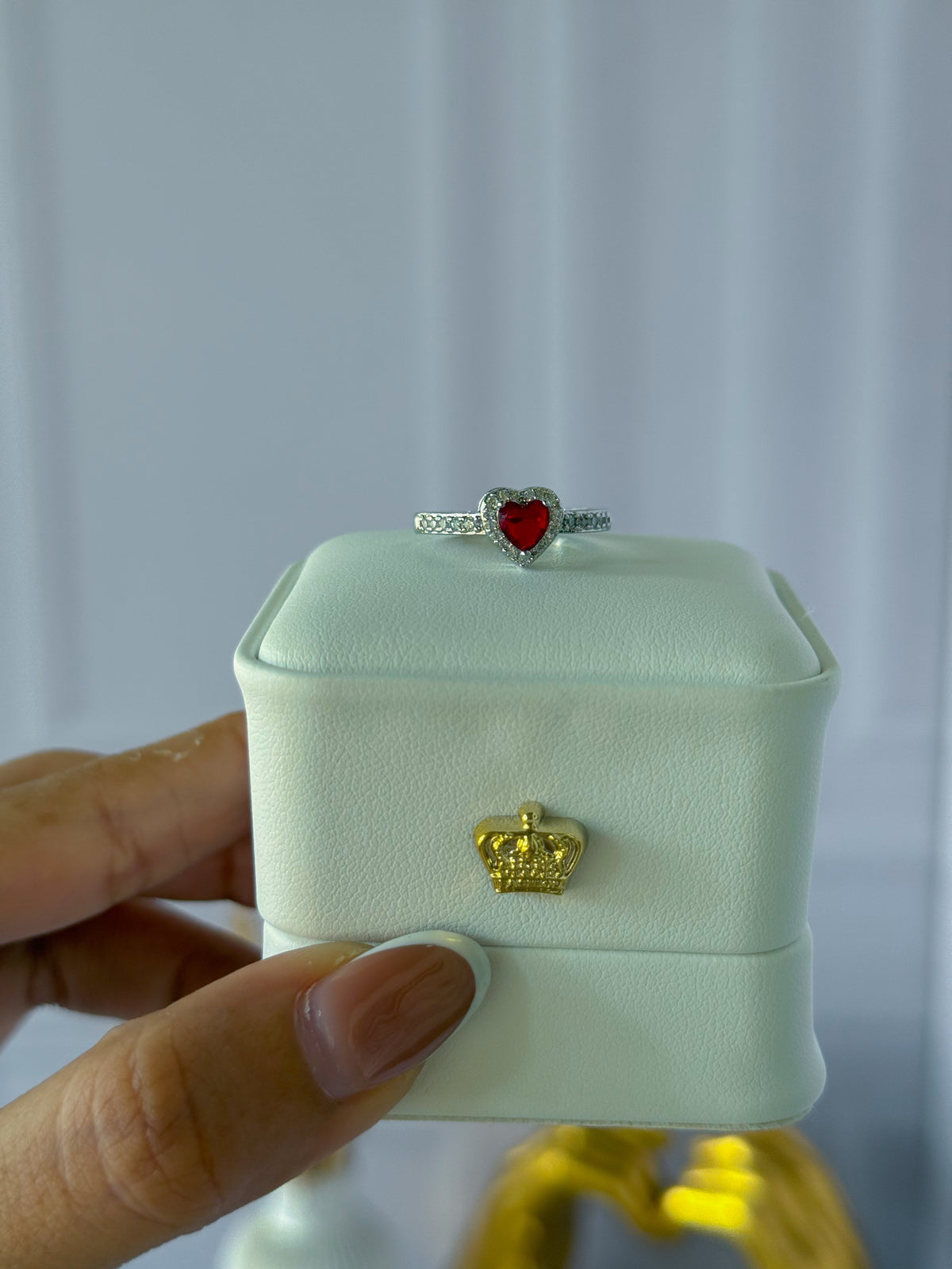 Anillo plateado de corazón rojo