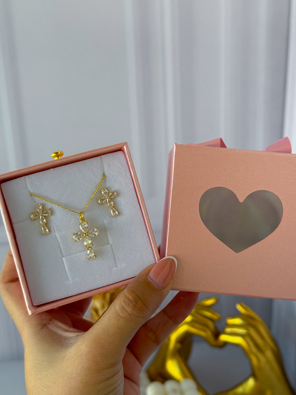 Combo cruz blanca con caja corazón