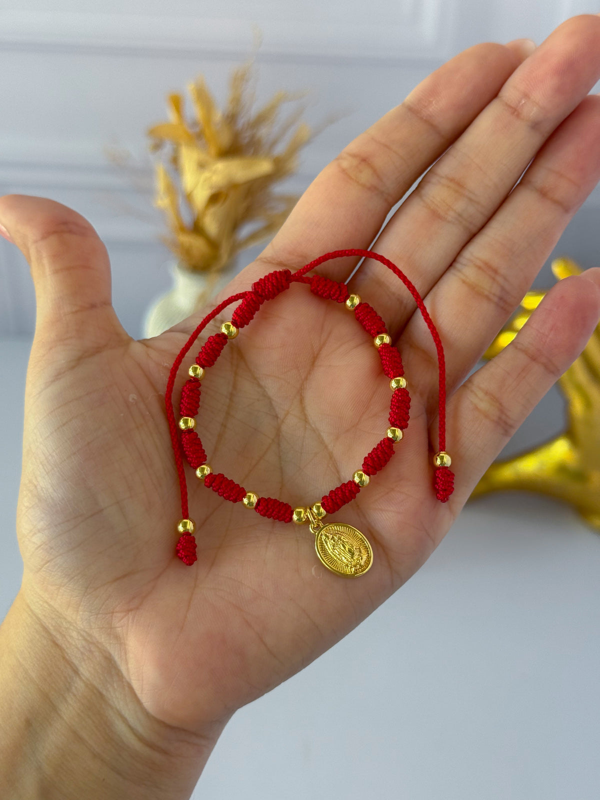 Pulsera de nudo con virgen tejida