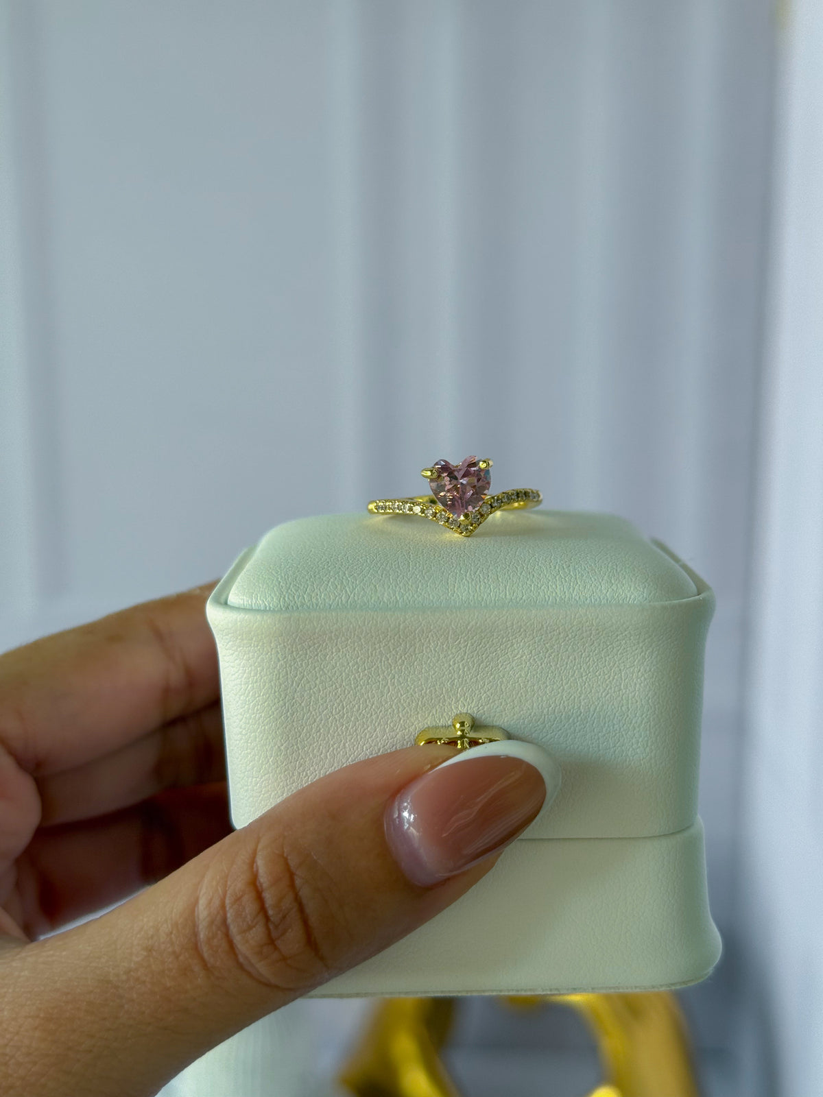 Anillo de corazón con circonitas