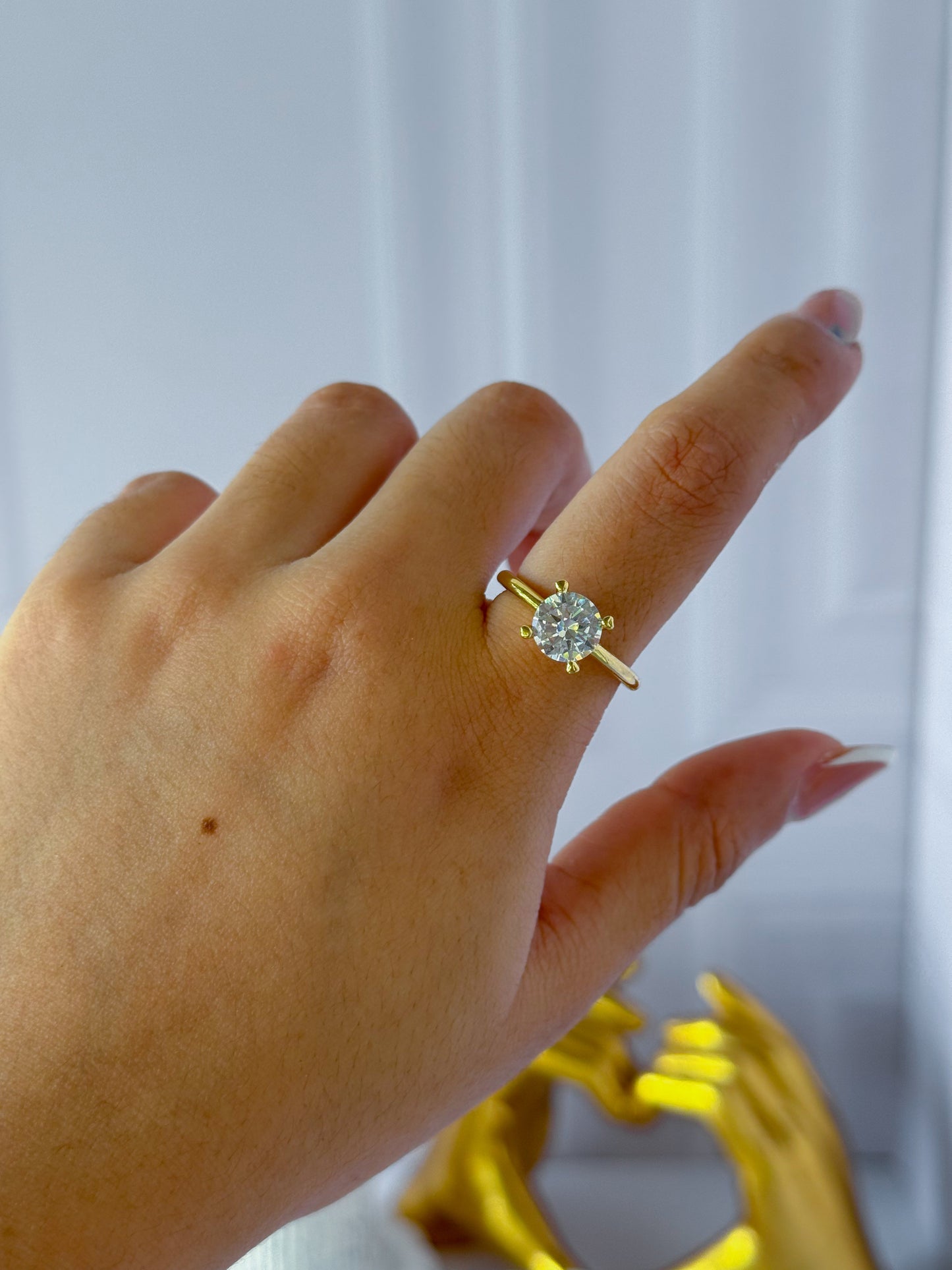 Anillo de piedra blanca