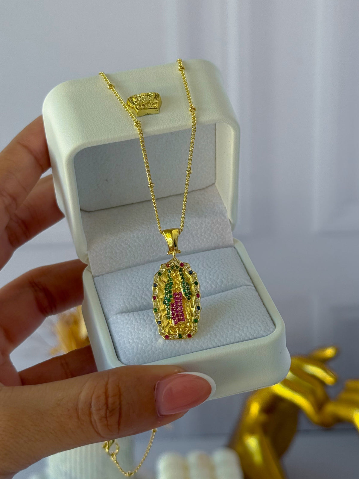 Cadena de la Virgencita de colores nueva