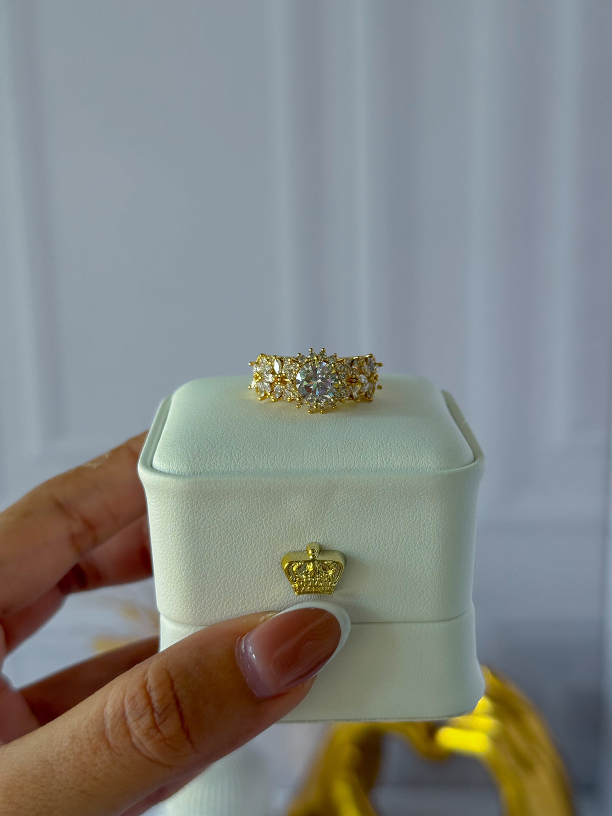 Anillo grande con perlas