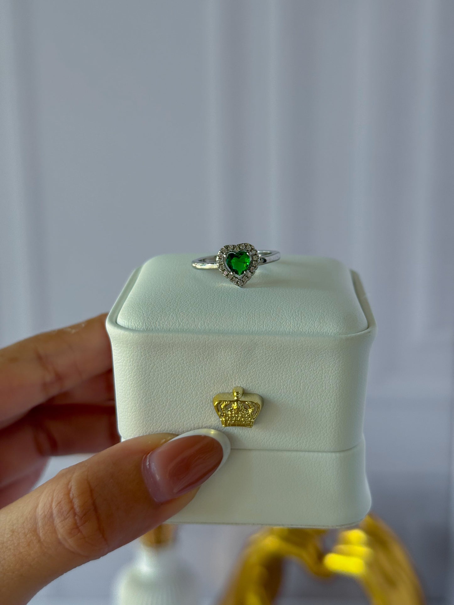 Anillo de plata con corazón verde