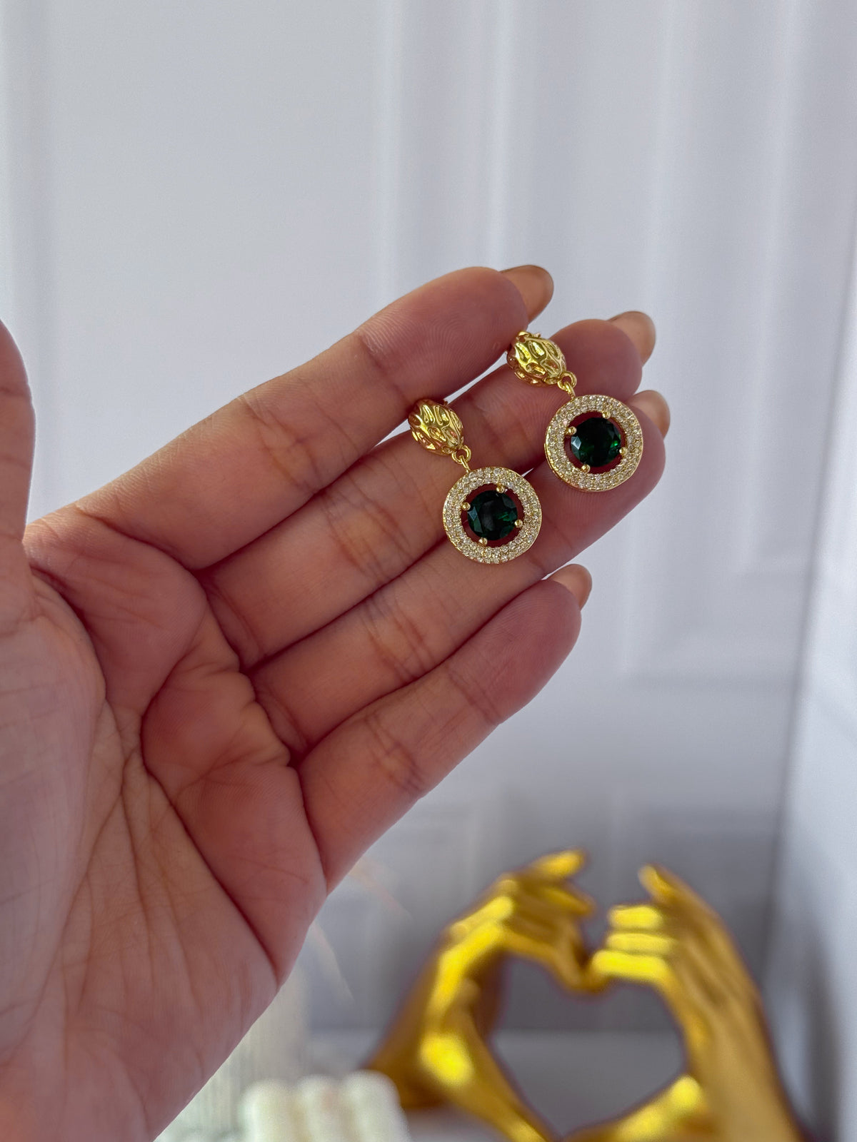 Aretes de círculo con piedras verdes