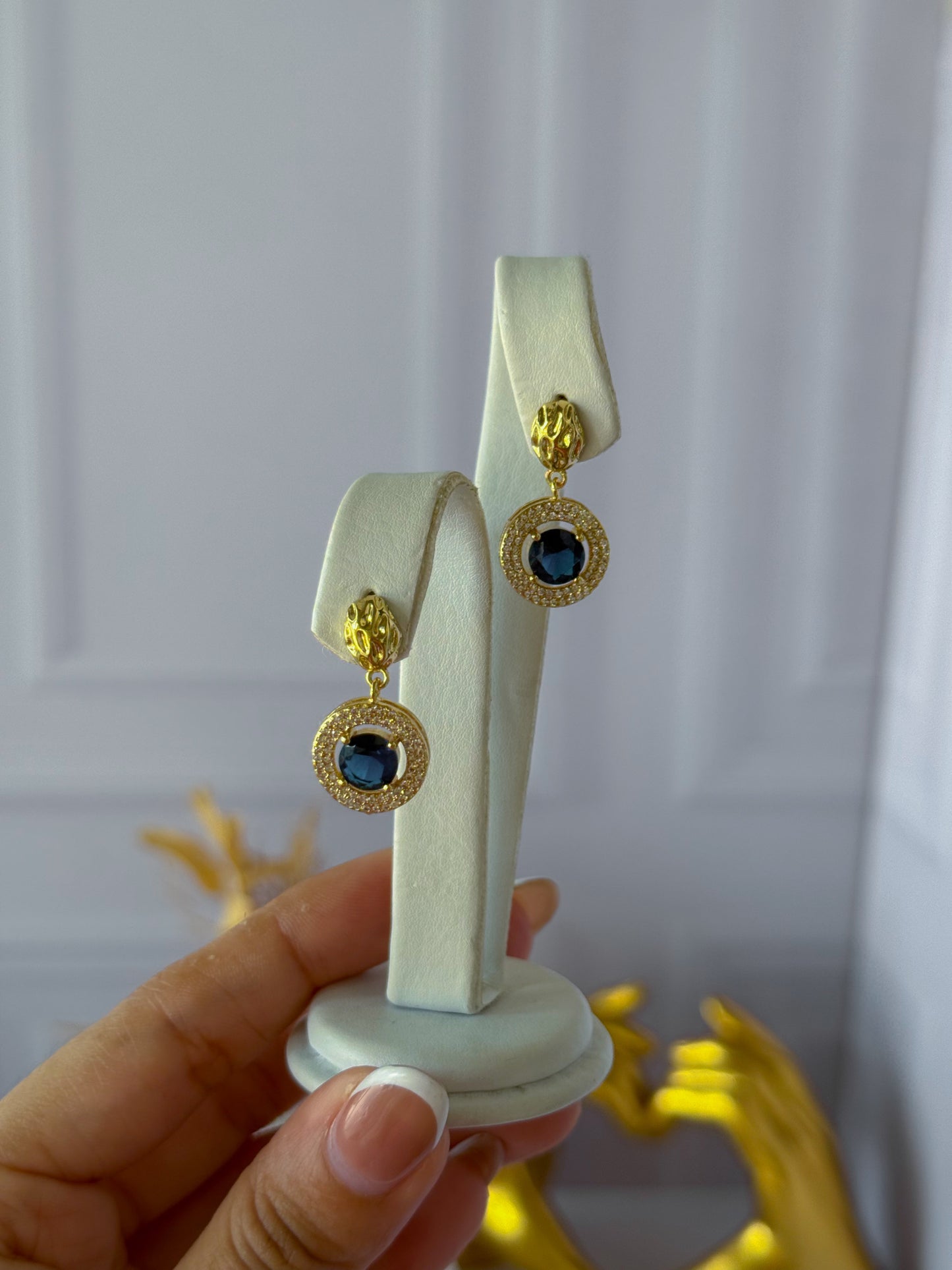 Aretes de círculo con piedras azules