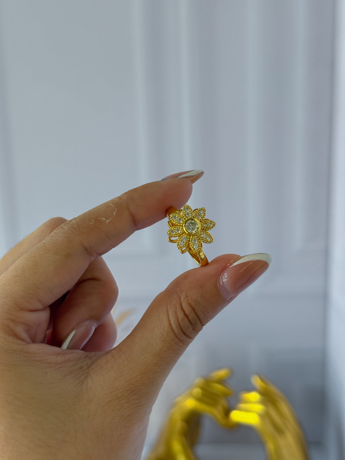 Anillo giratorio de flor dorada